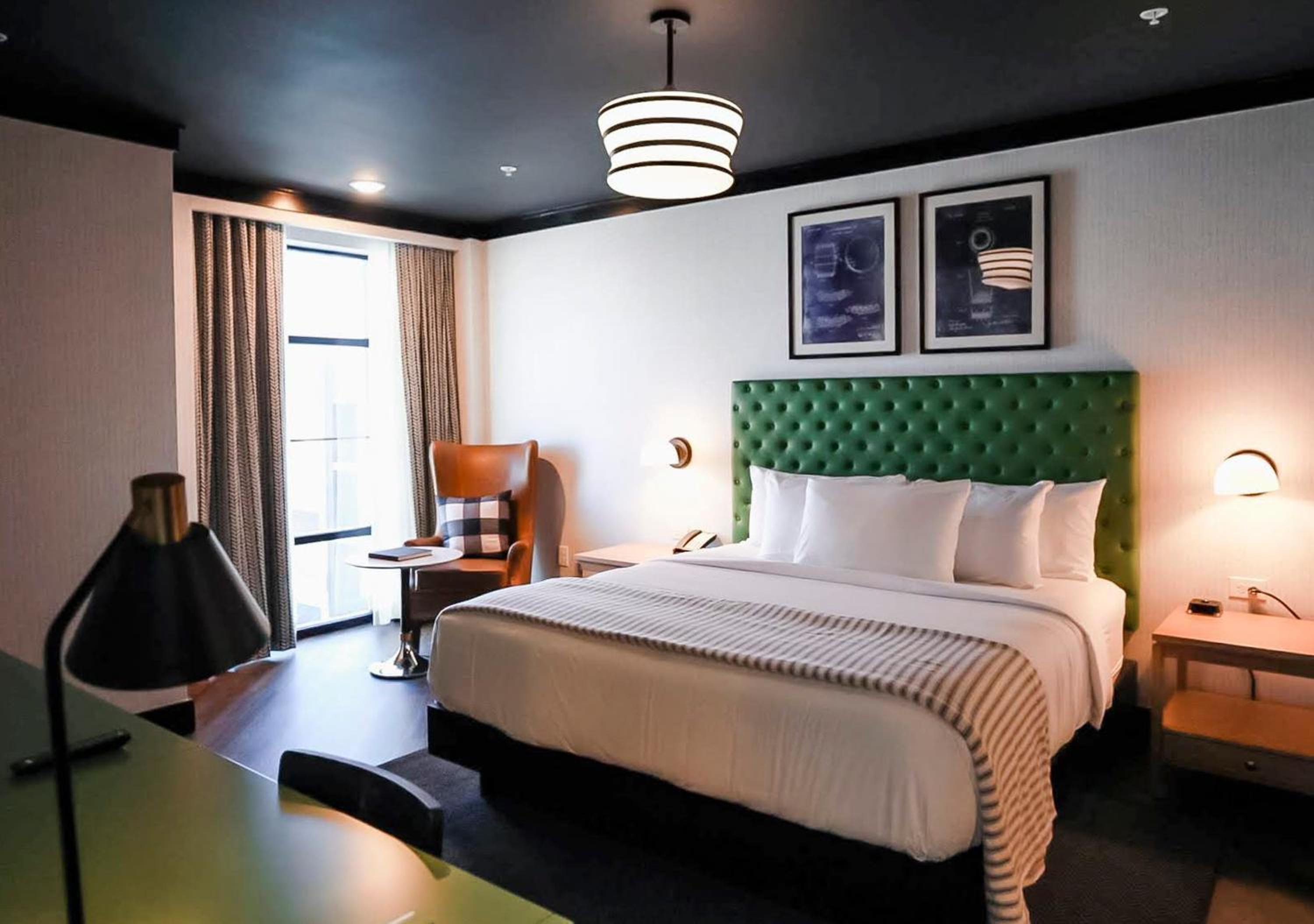 1 King Bed, Premier Mobility and Hearing Impaired Accessible Suite, Non-Smoking - Photo 1