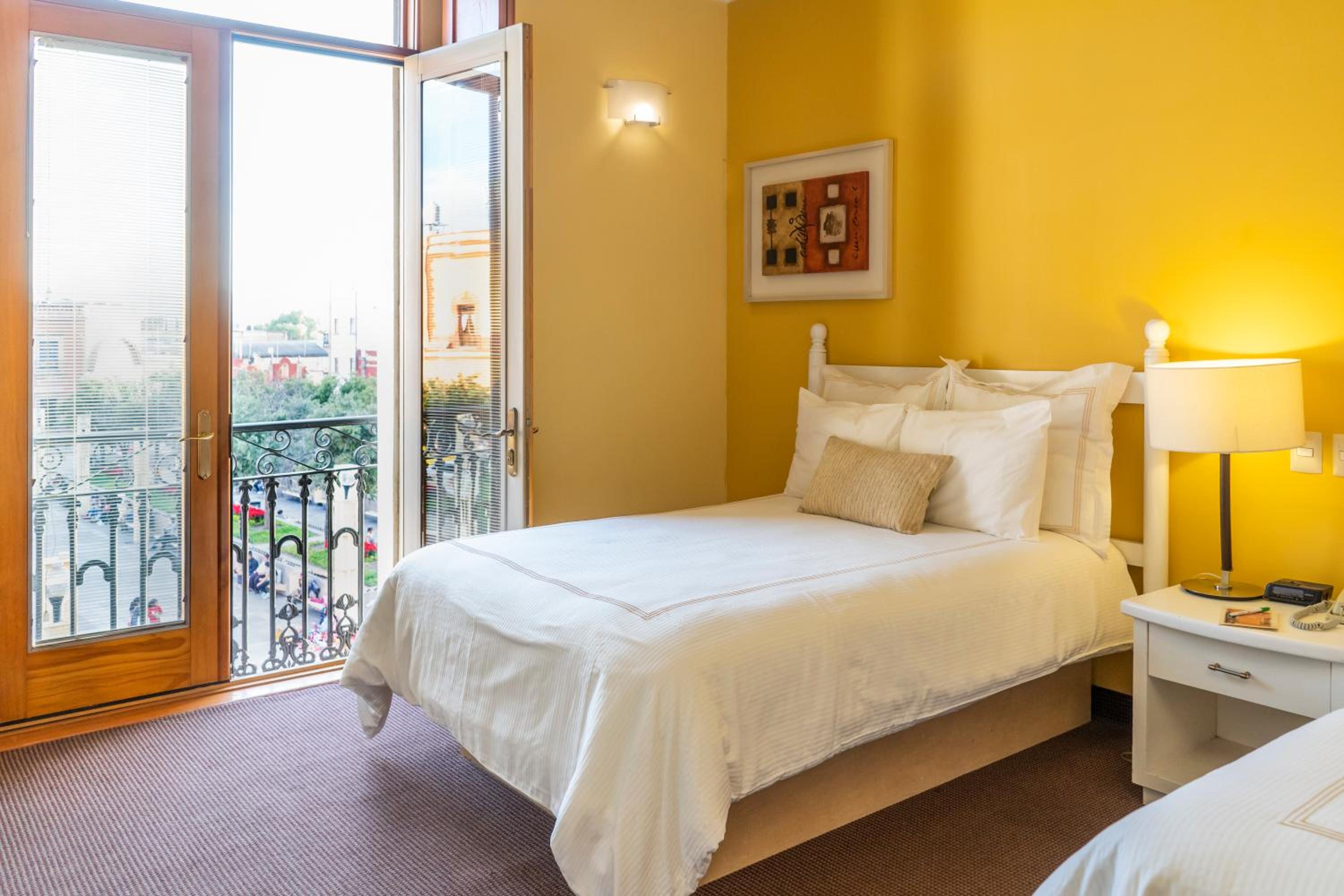 Superior Twin Room with City View - Photo 4