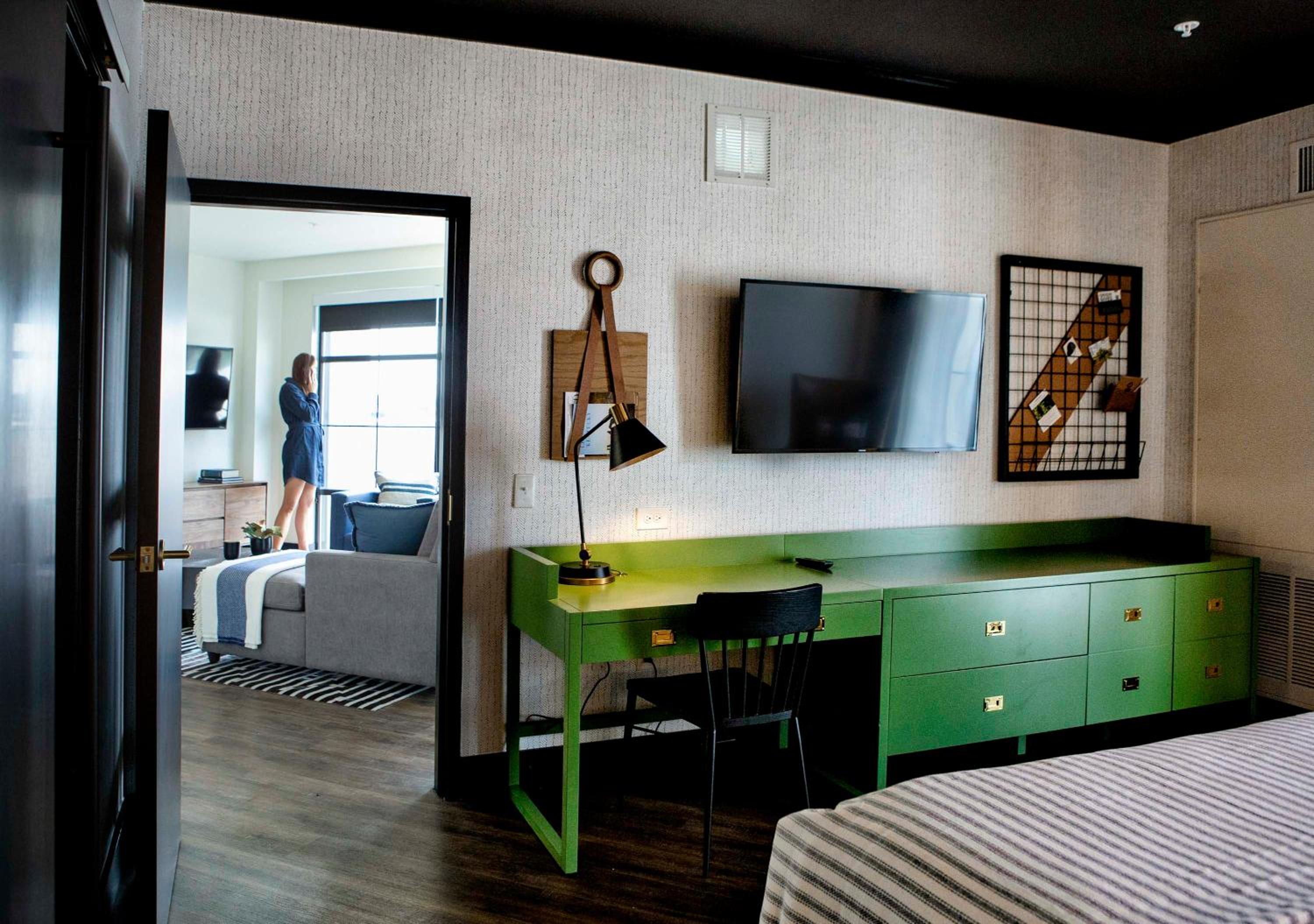 1 King Bed, Premier Mobility and Hearing Impaired Accessible Suite, Non-Smoking - Photo 2