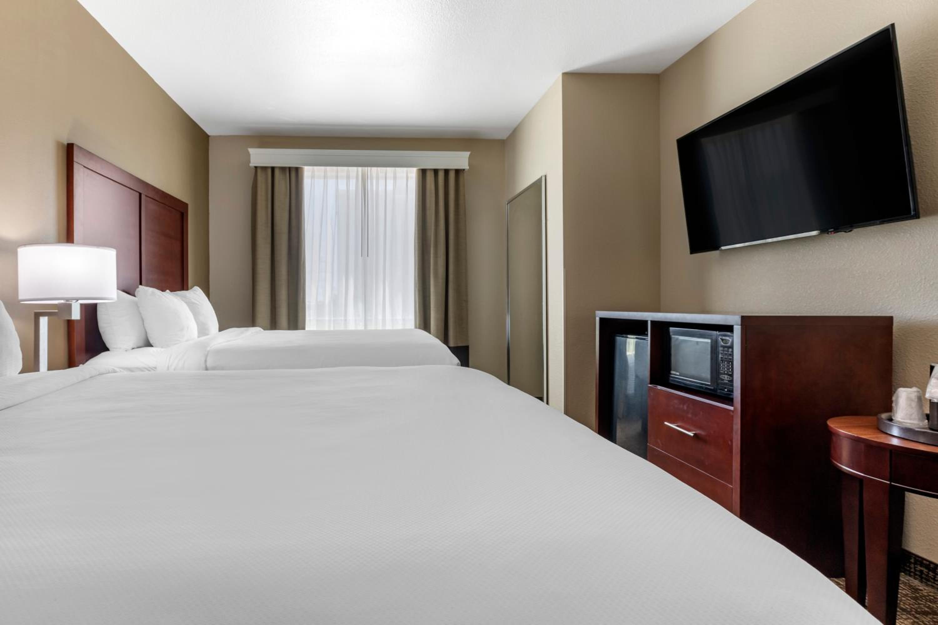 Queen Room with Two Queen Beds photo 1