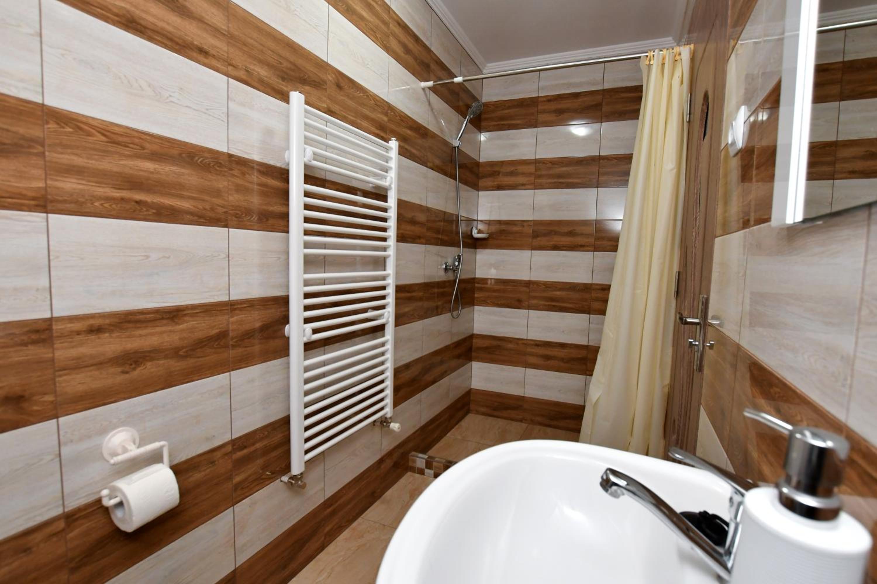 Suite - Photo 31