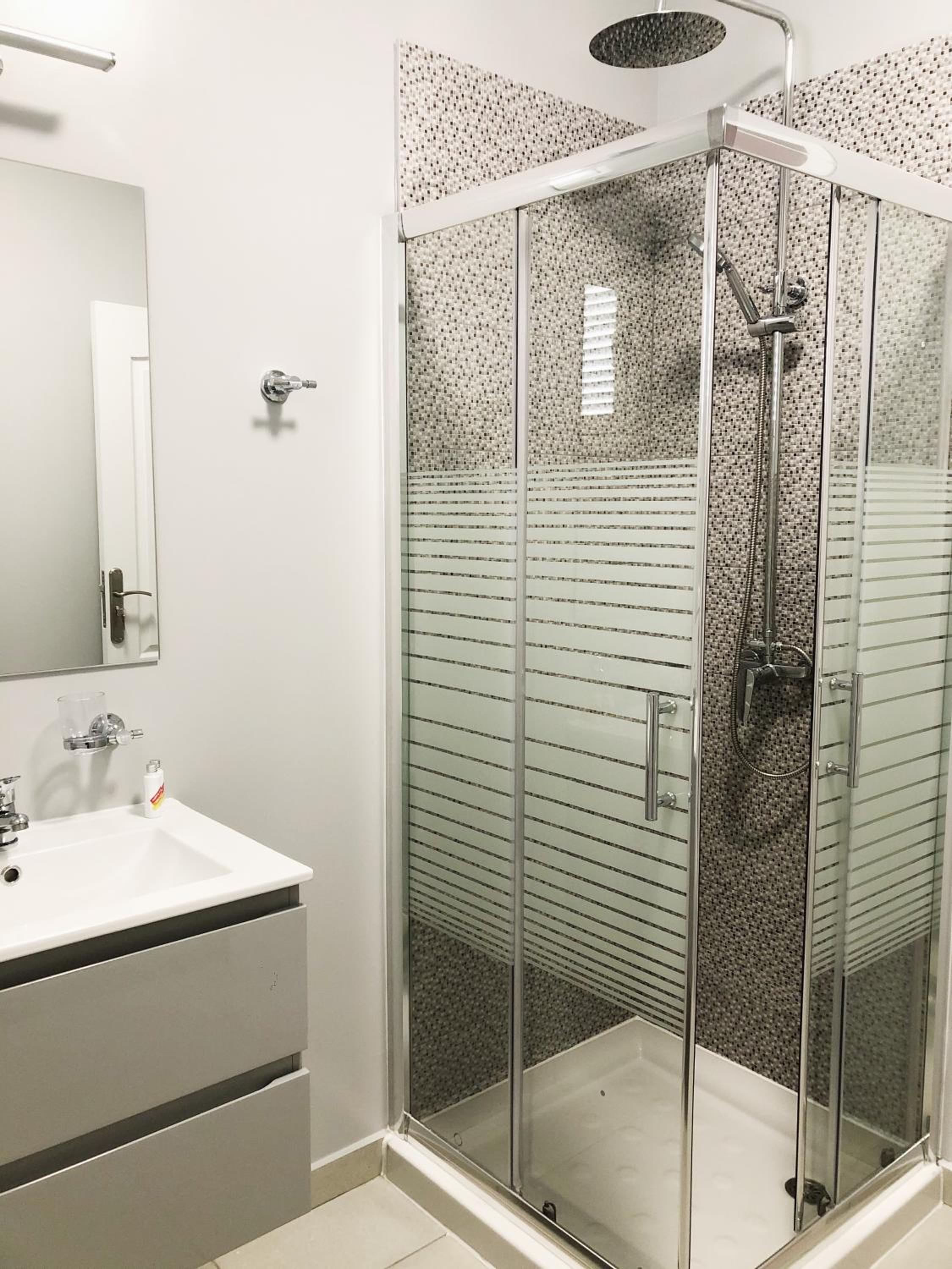 Twin Room with Private Bathroom - Photo 7