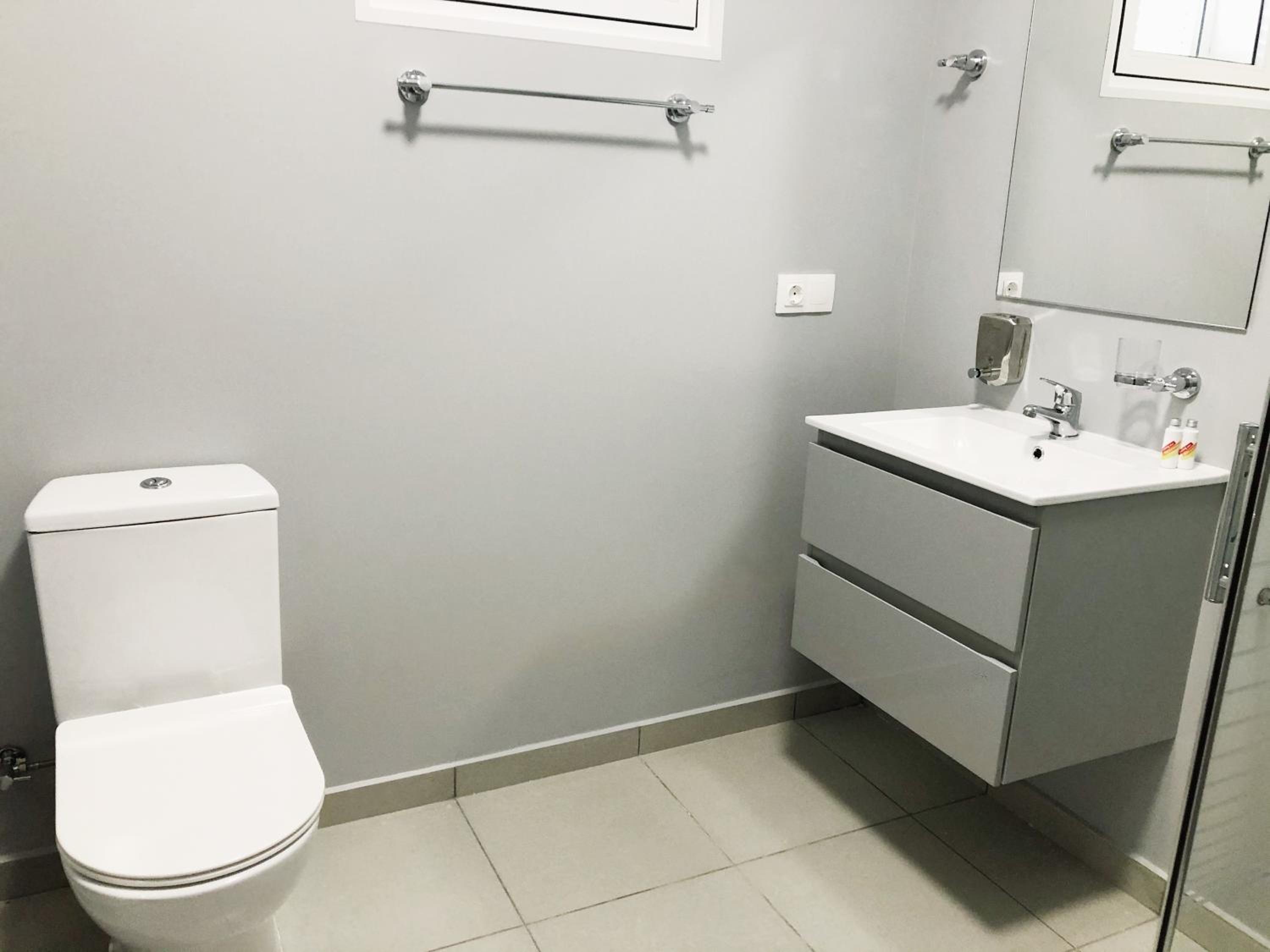Twin Room with Private Bathroom - Photo 9