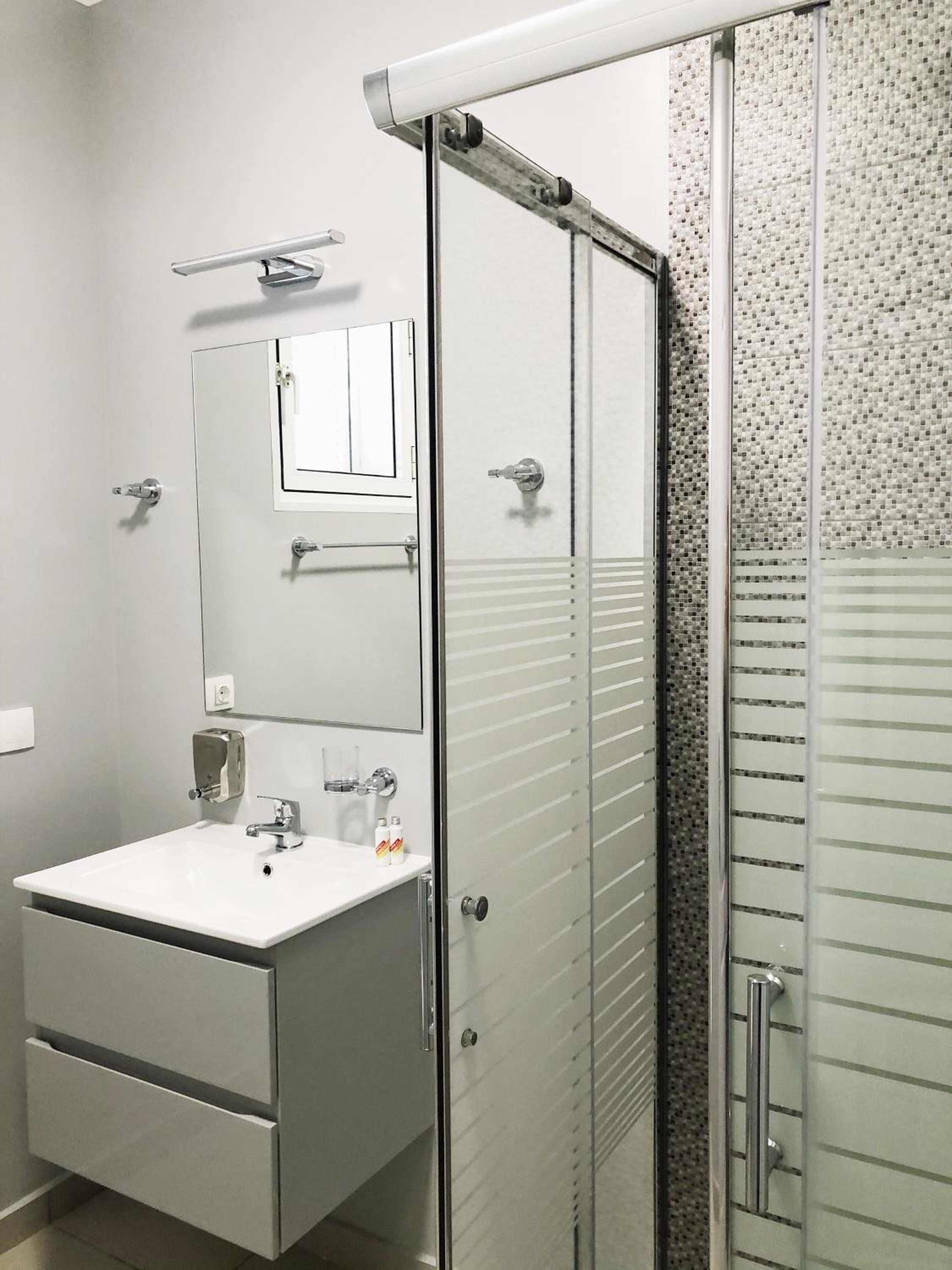 Twin Room with Private Bathroom - Photo 8