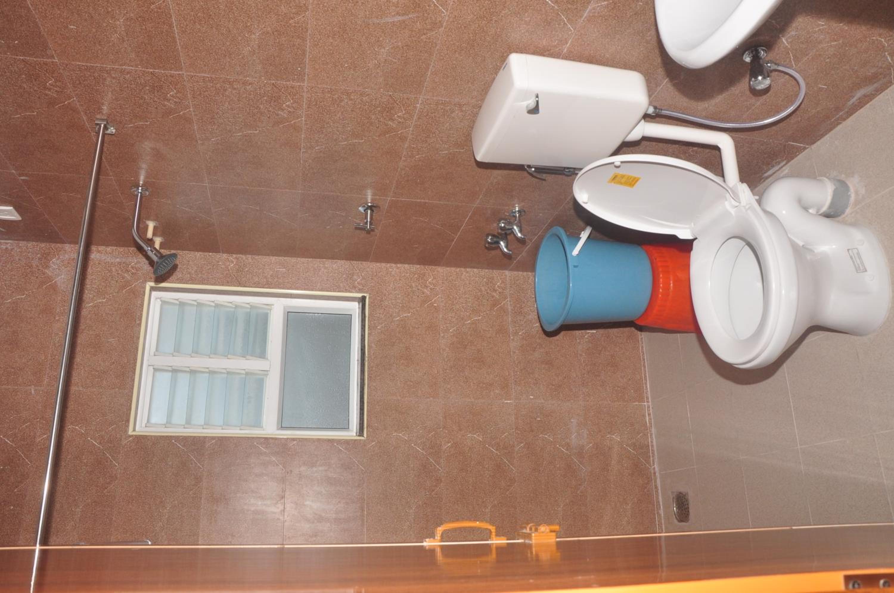 Budget Double Room - Photo 9
