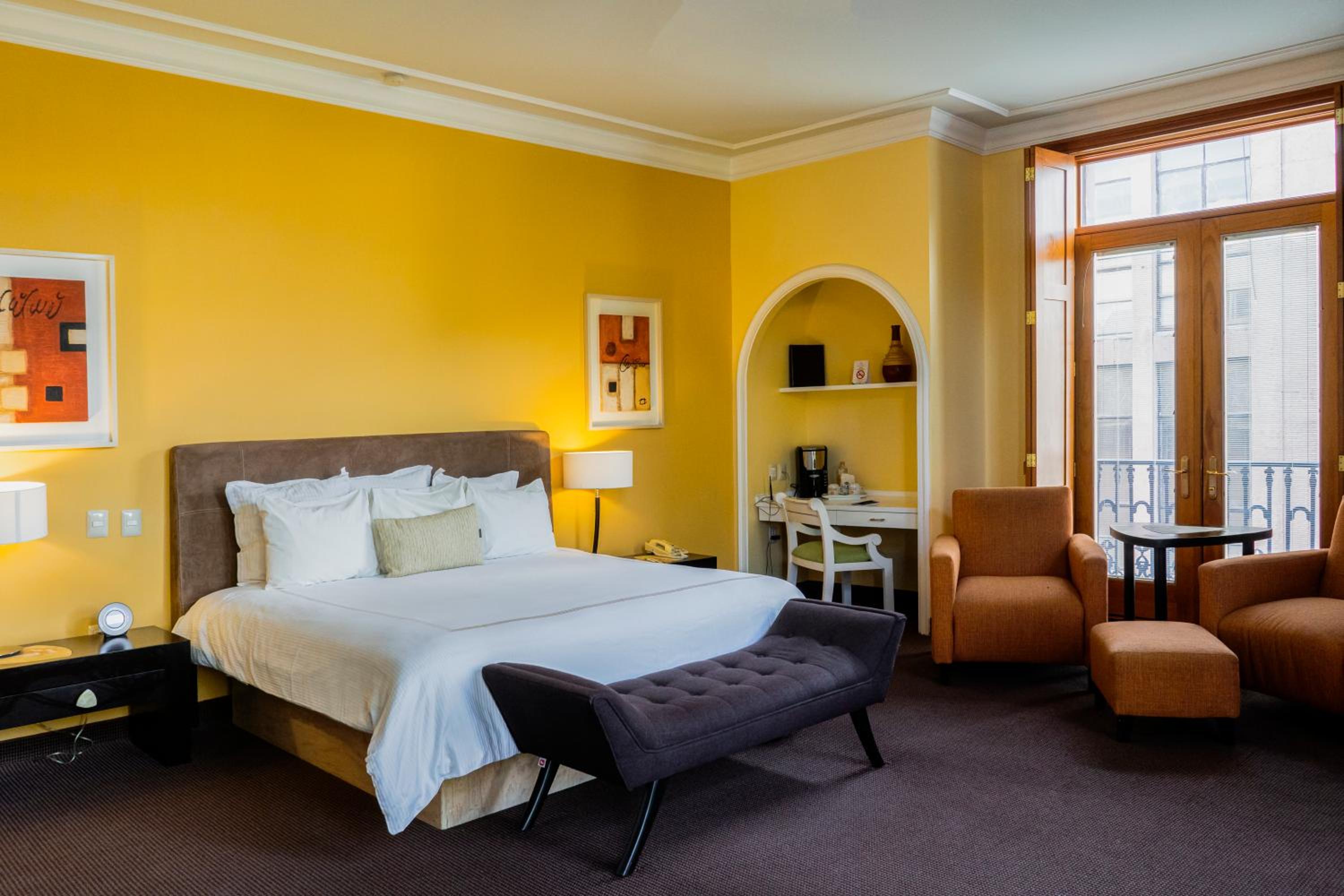 Deluxe King Suite - Photo 2