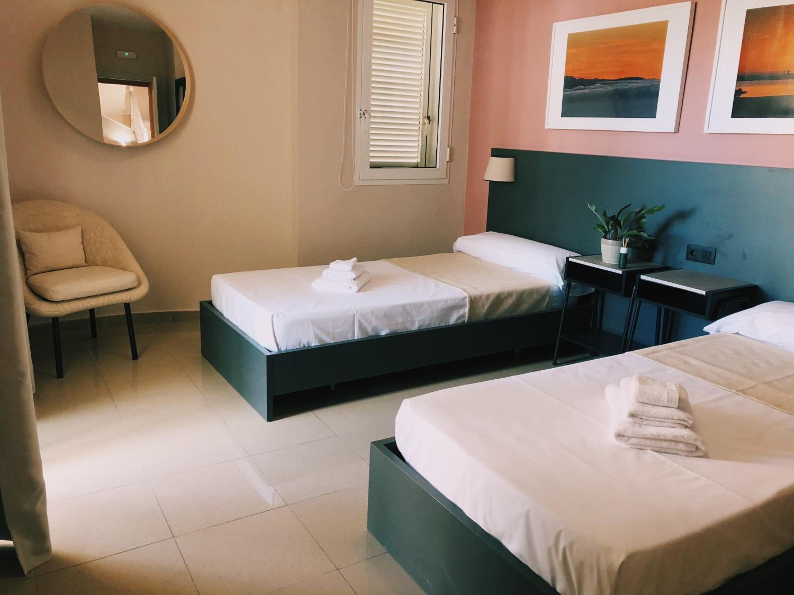 Twin Room with Private Bathroom - Photo 20