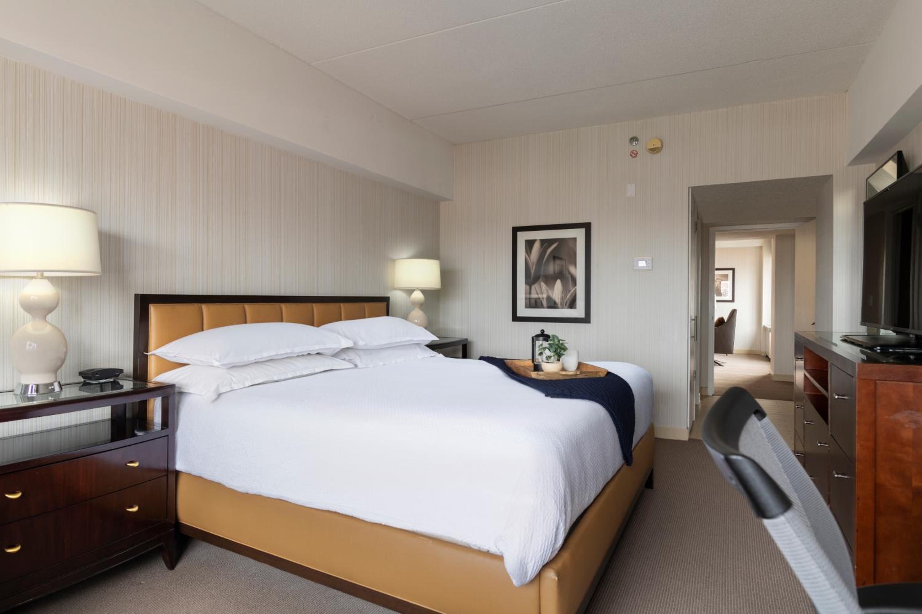 Suite, Club level, 1 Bedroom Executive Suite, 1 King - Photo 6