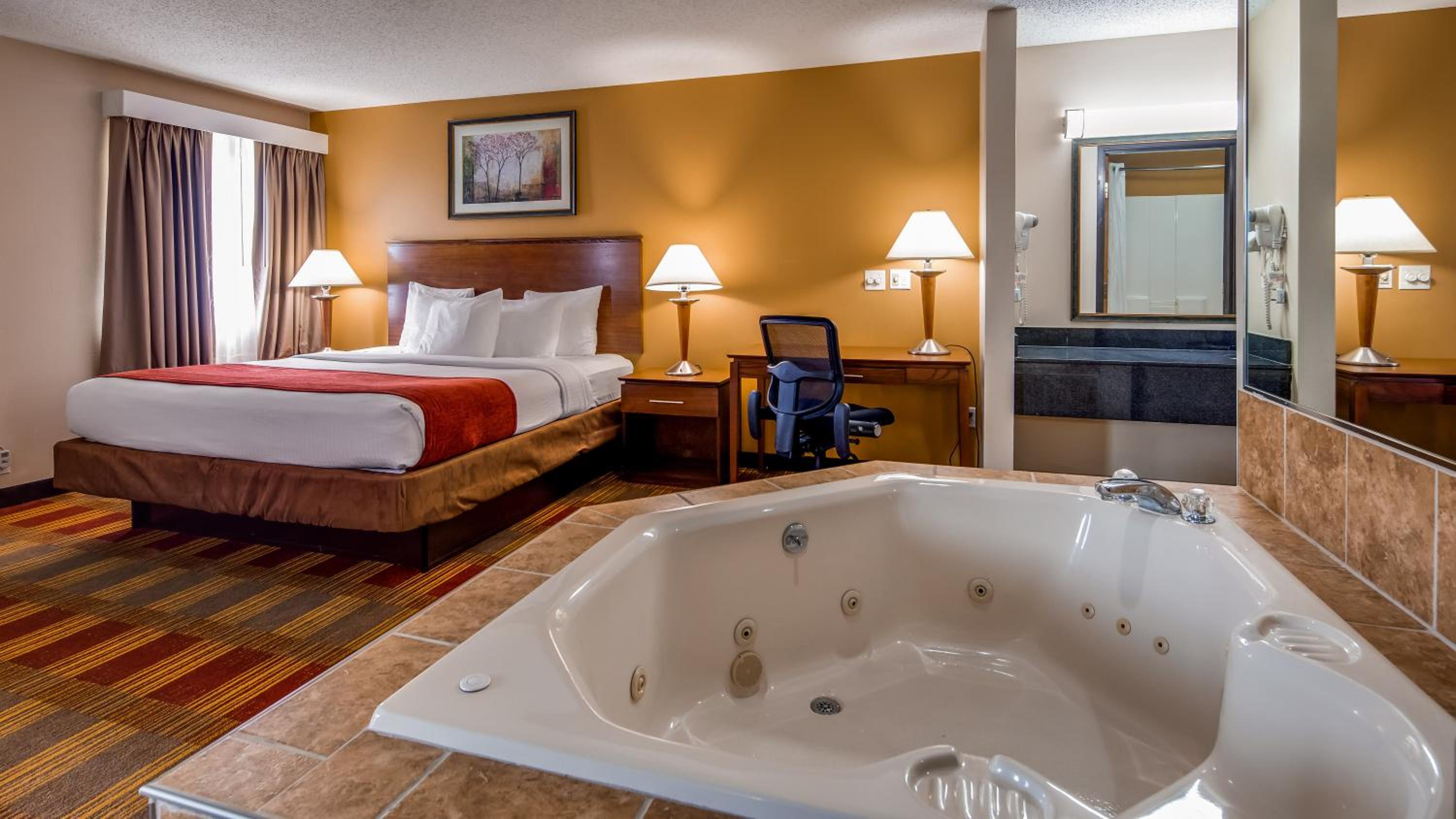 King Suite with Spa Bath - Pool View - Non Smoking - Photo 4
