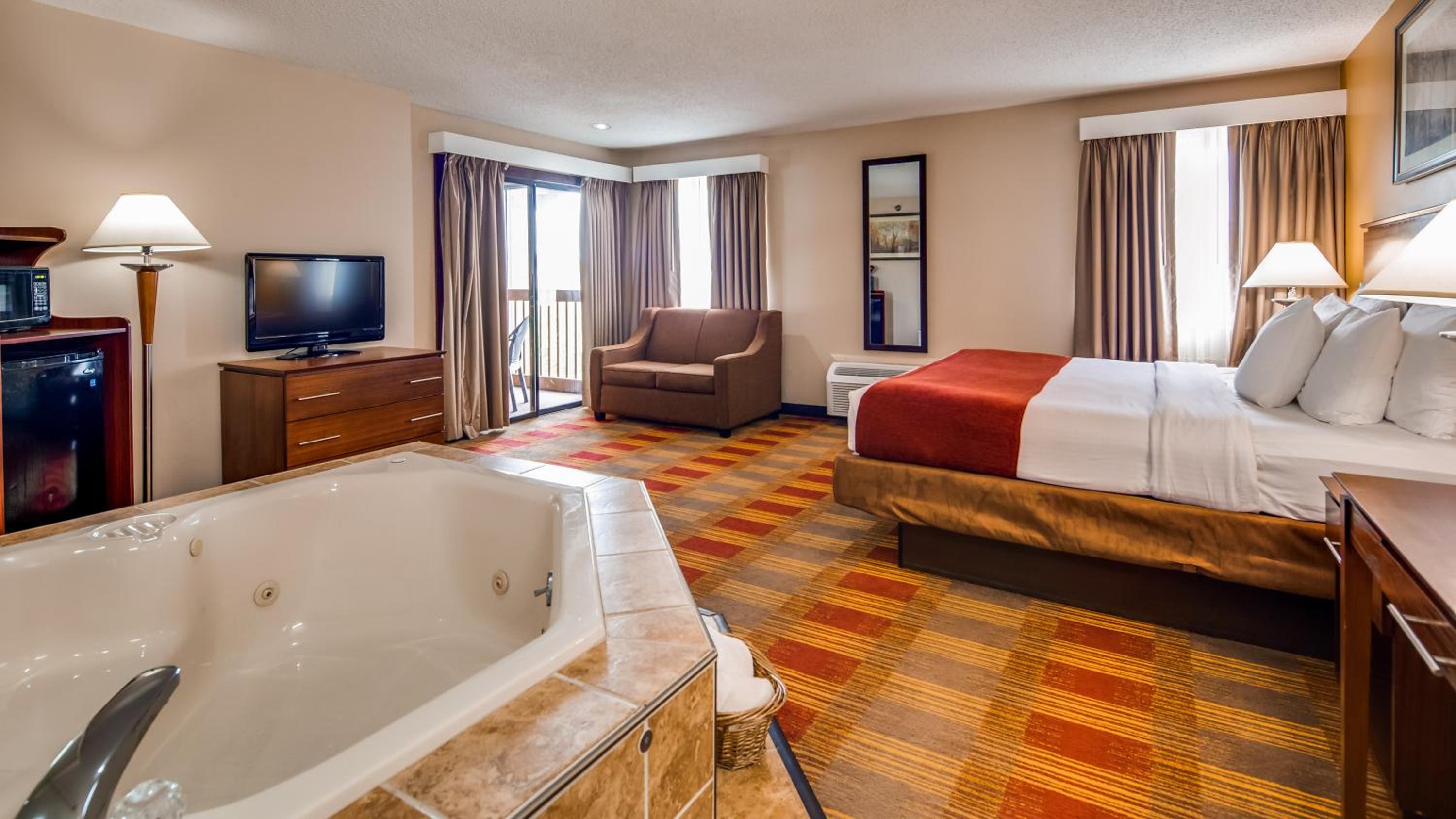 King Suite with Spa Bath - Pool View - Non Smoking - Photo 5