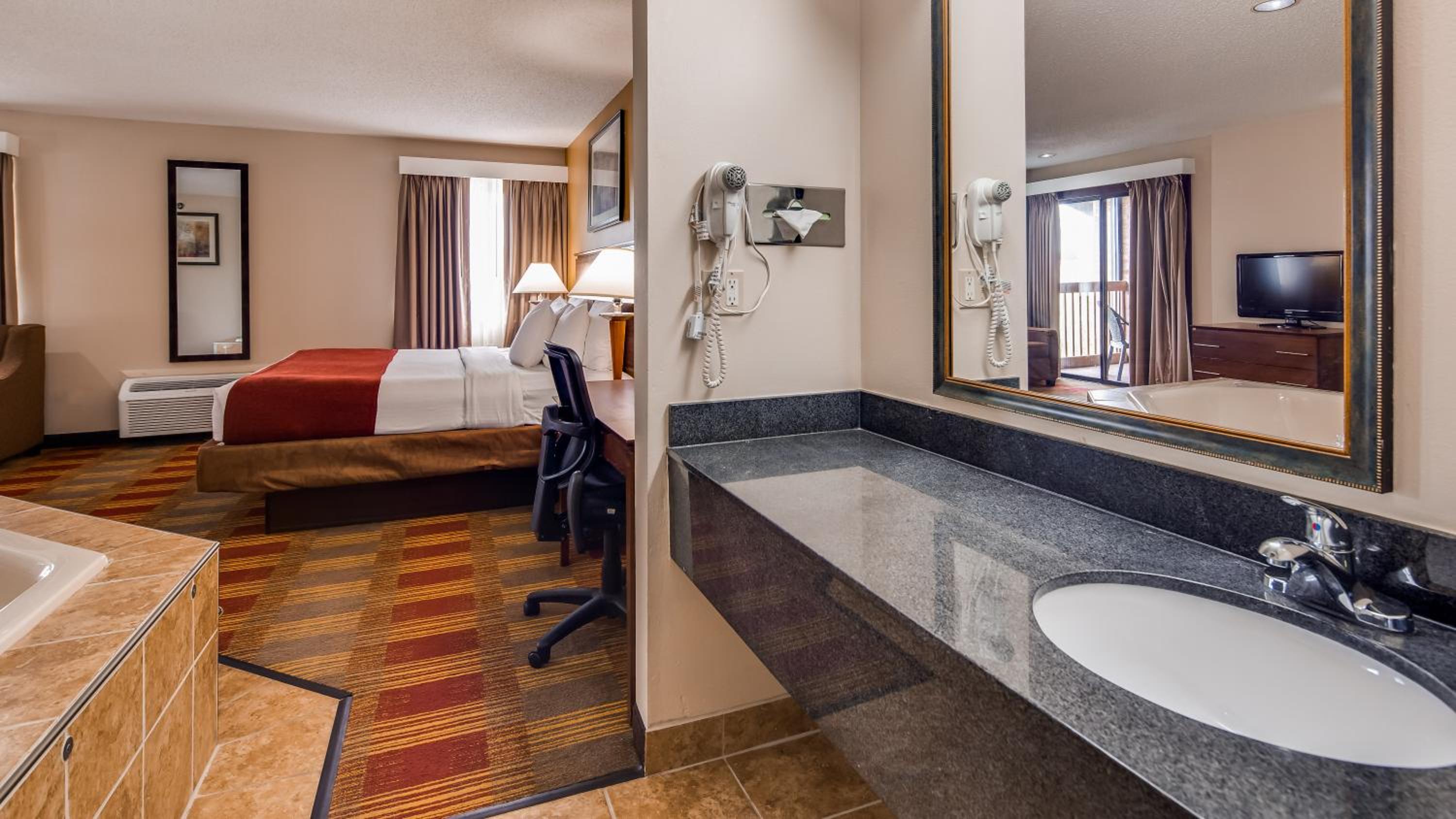 King Suite with Spa Bath - Pool View - Non Smoking - Photo 3