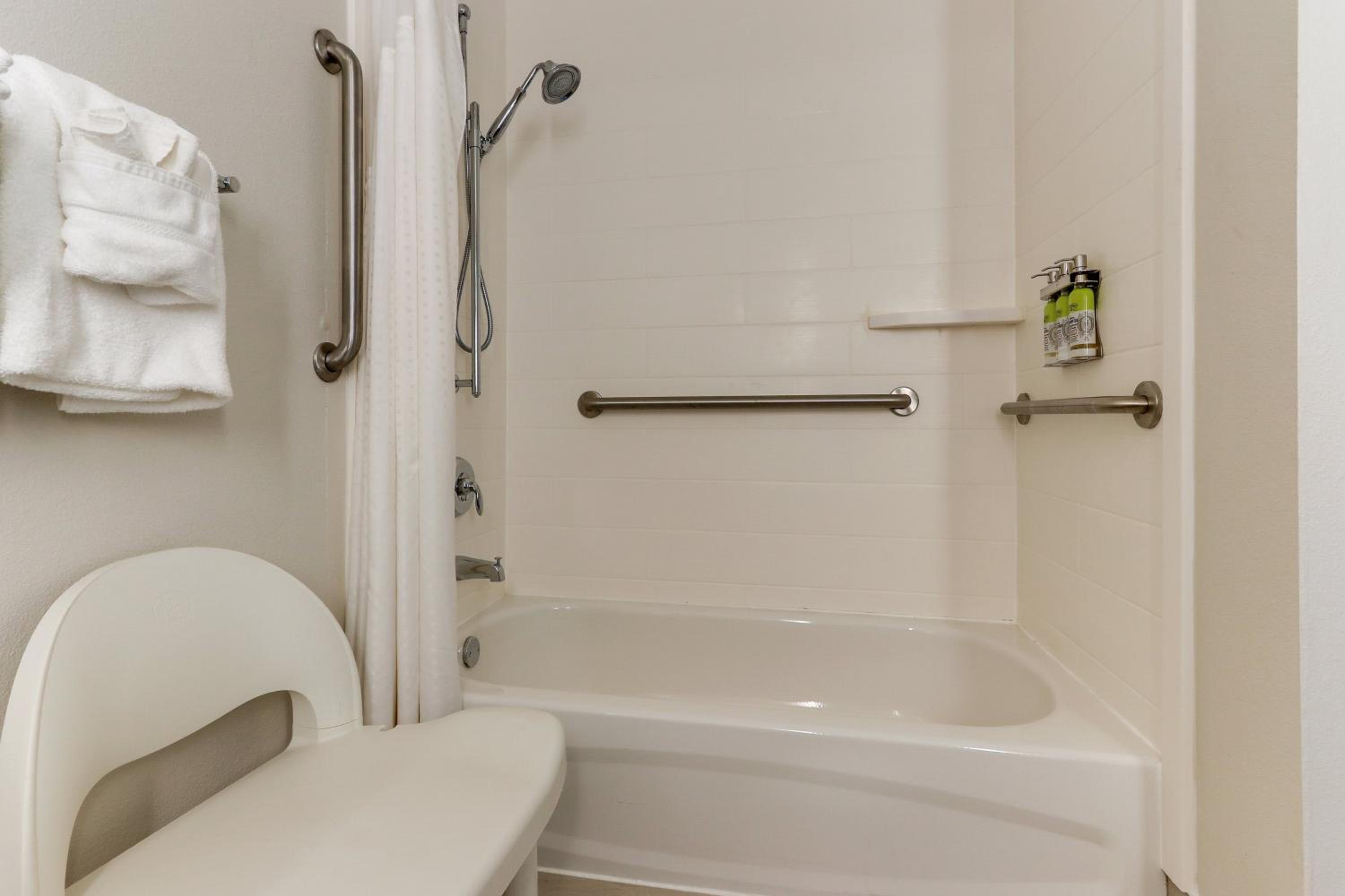 Standard Queen Room with Two Queen Beds and Mobility Accessible Tub - Photo 3