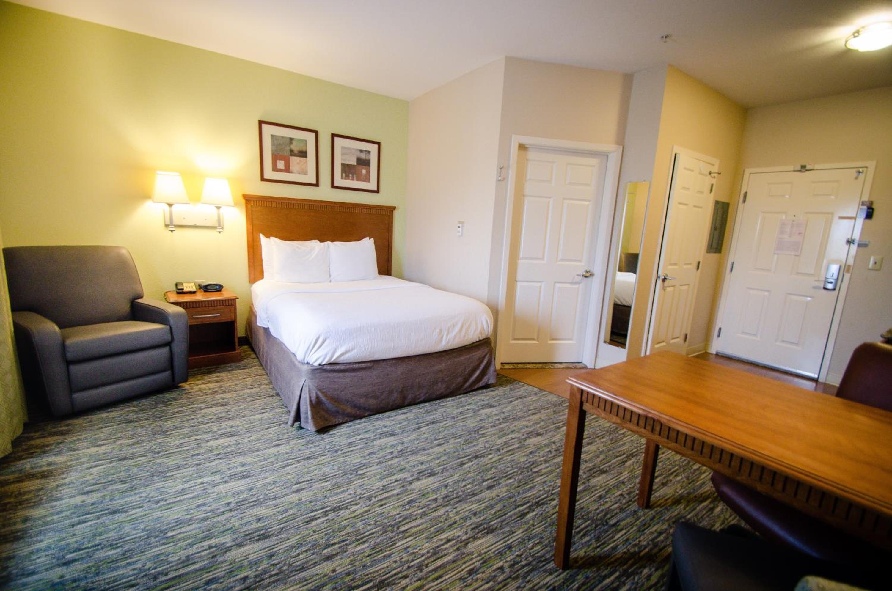 Queen Studio Suite - Photo 7