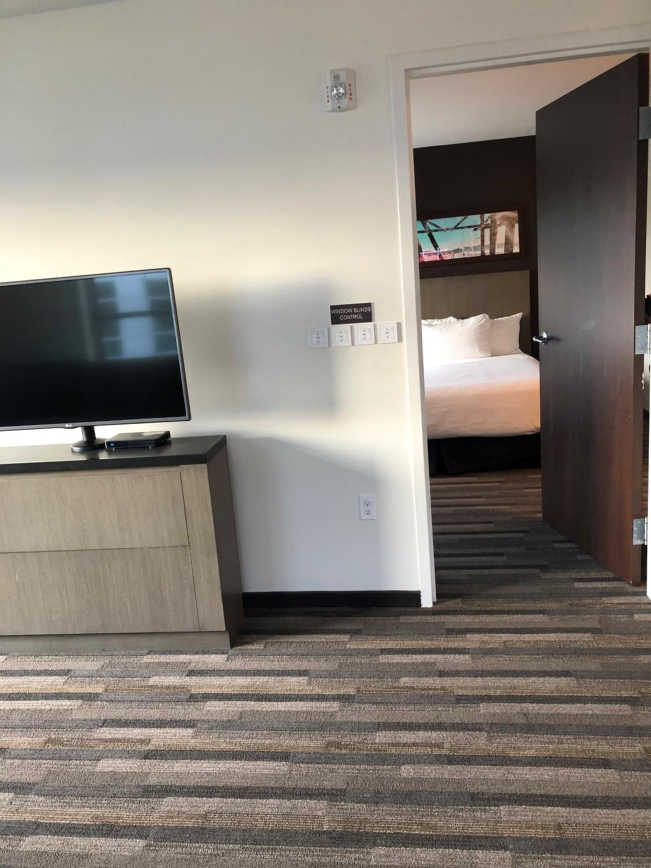 One-Bedroom King Suite with Kitchen photo 2