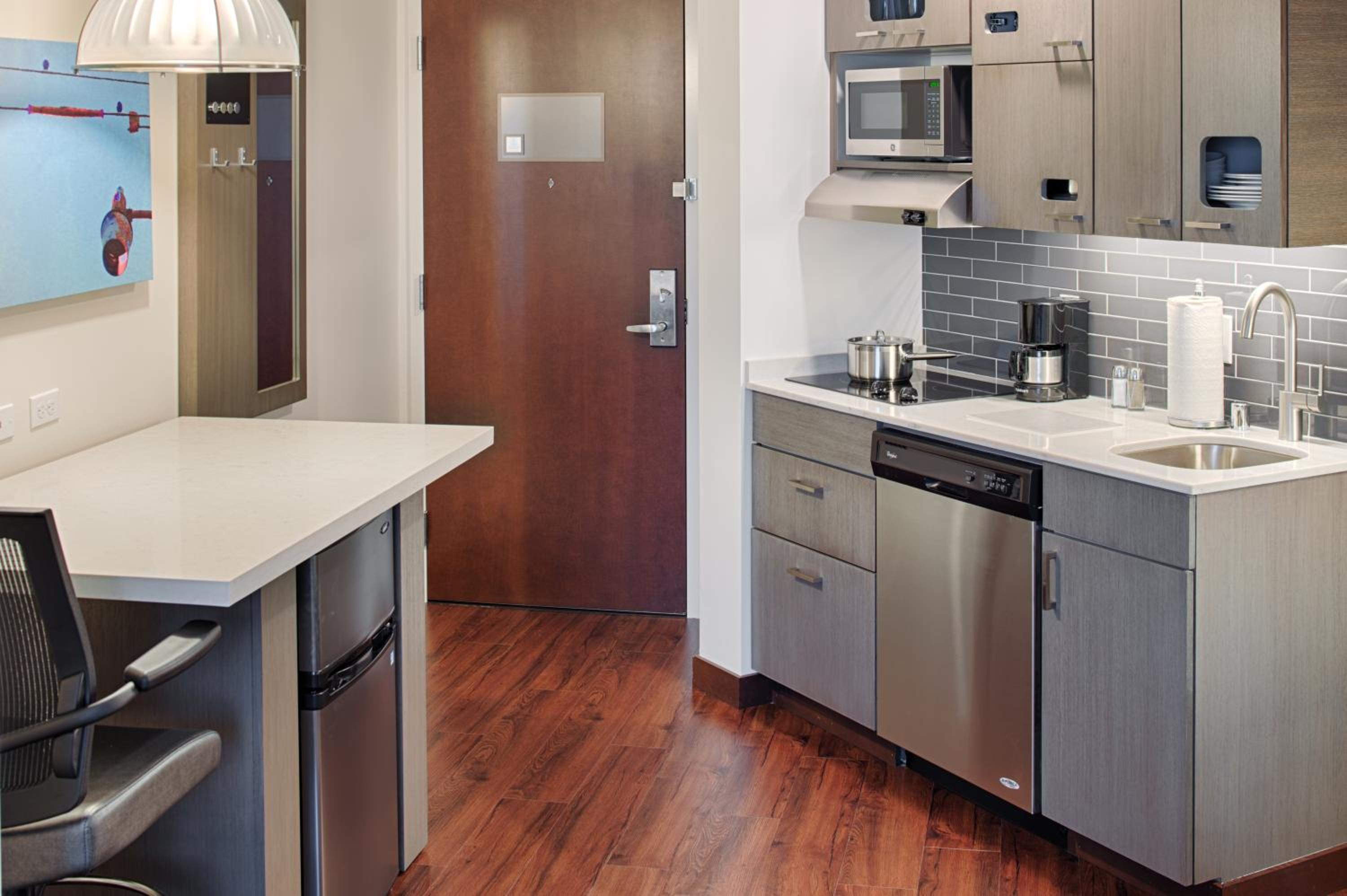 Studio Suite with Two Queen Beds with Space Needle View photo 3