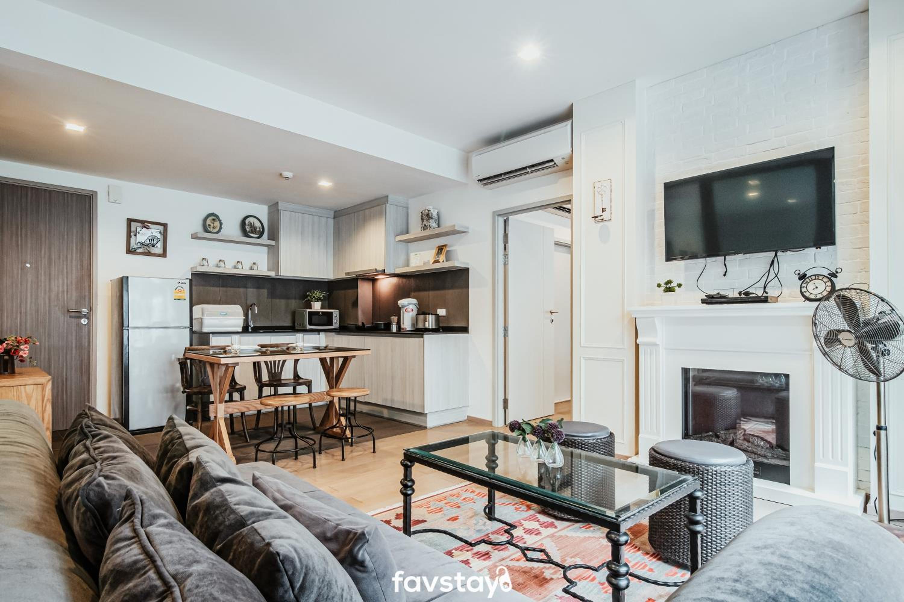 Two-Bedroom Apartment with Pool Access - Photo 14