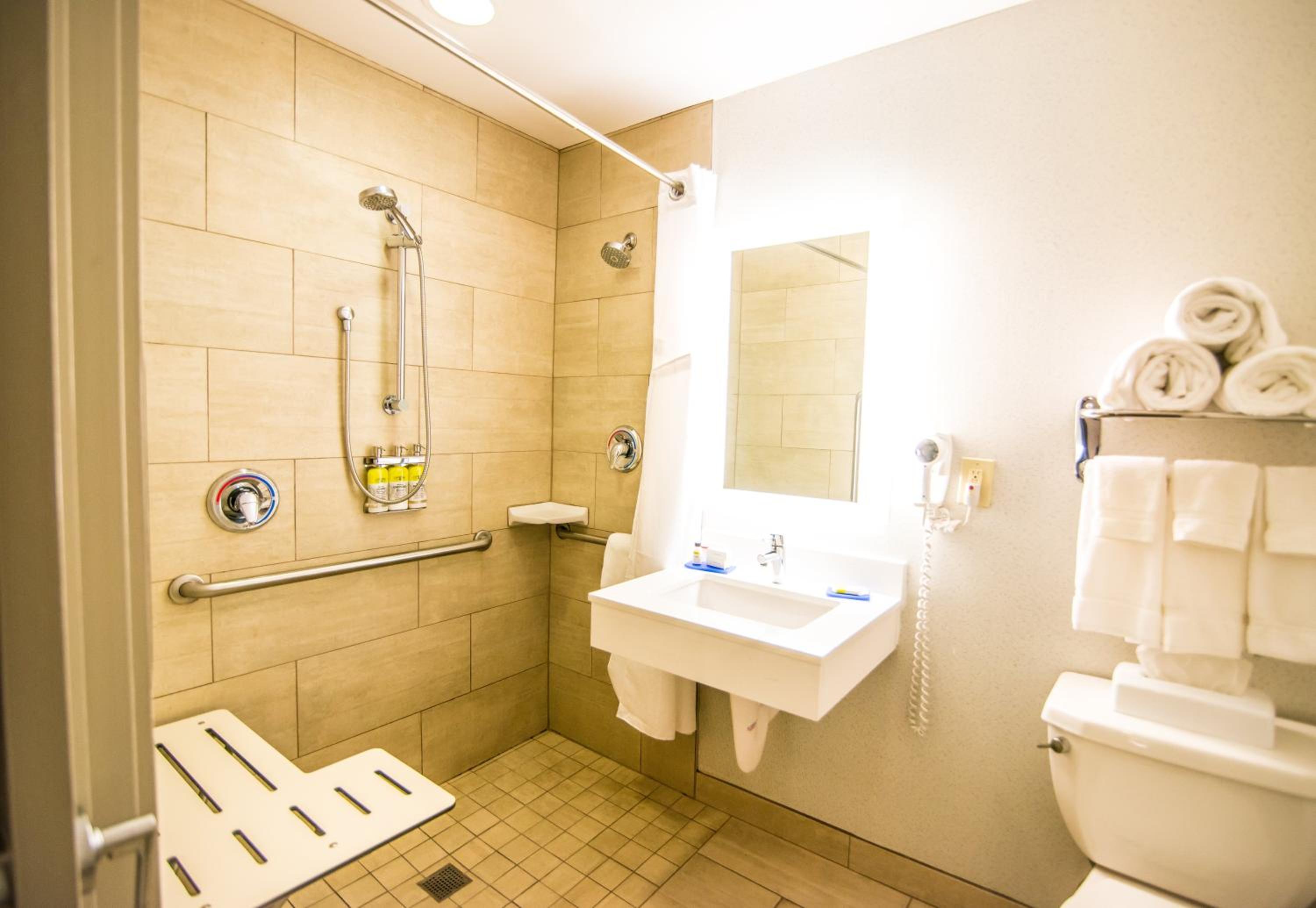 Standard Queen Room with Two Queen Beds and Mobility Accessible Tub - Photo 5