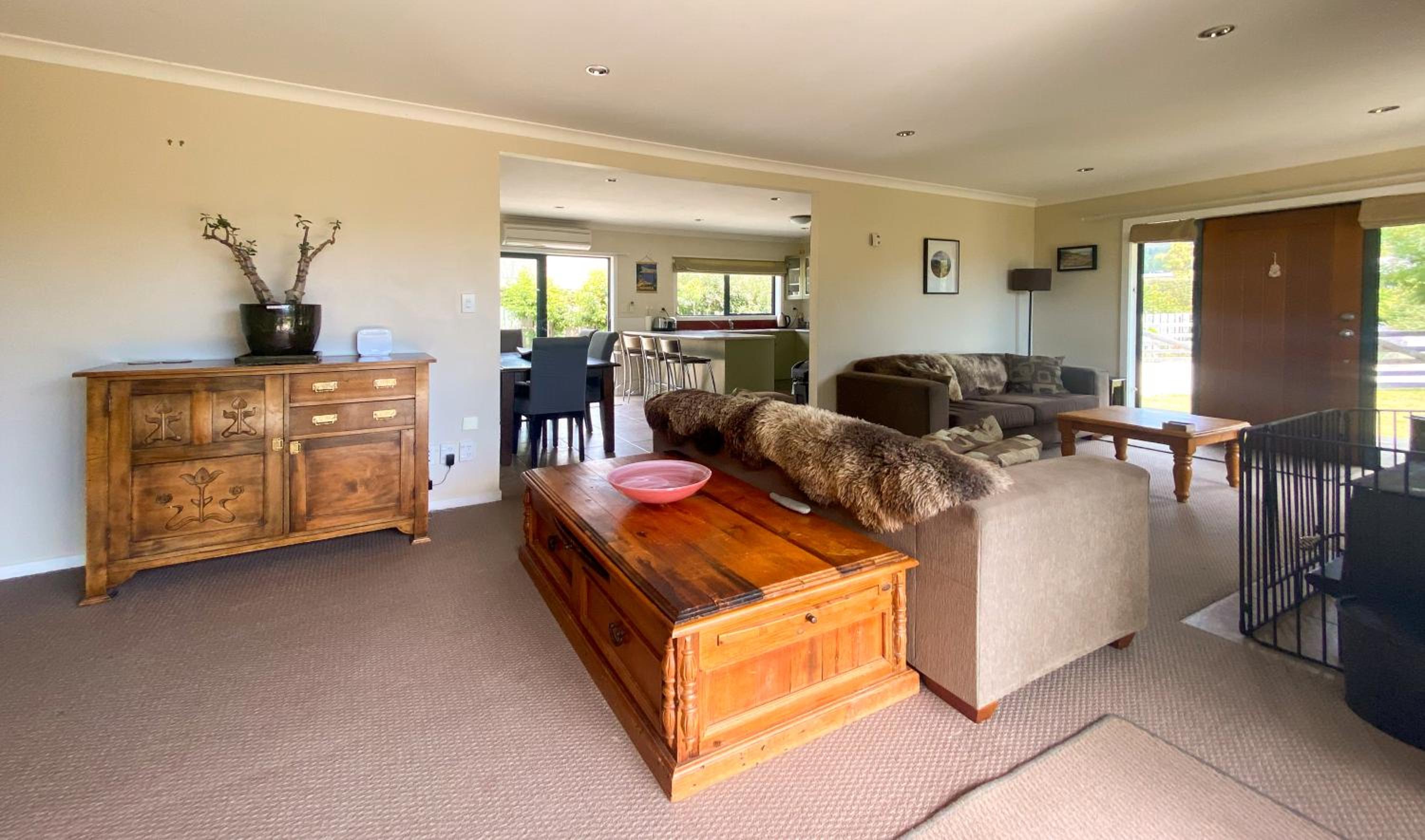 Five-Bedroom House photo 1