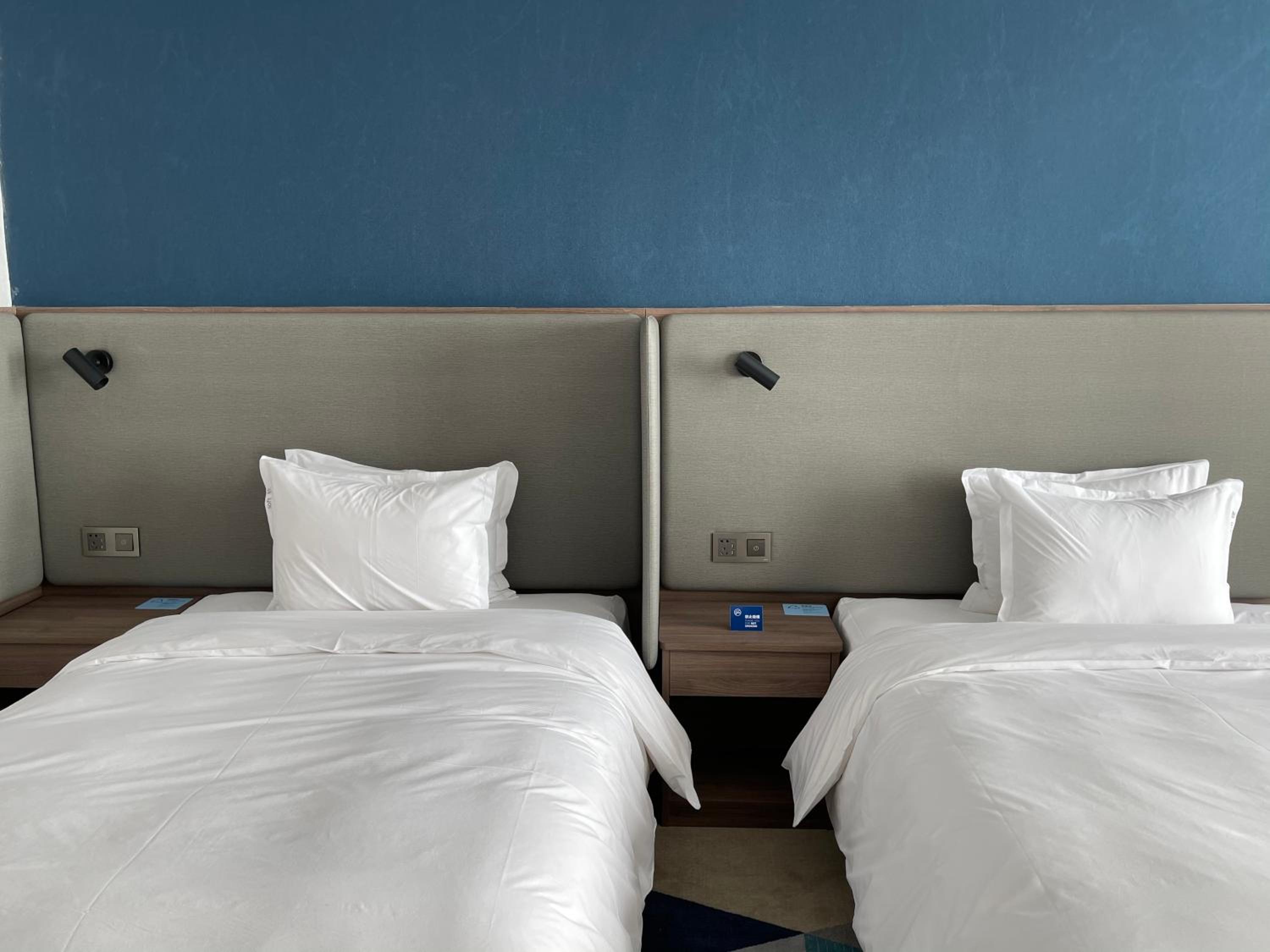 Standard Twin Room - Photo 1