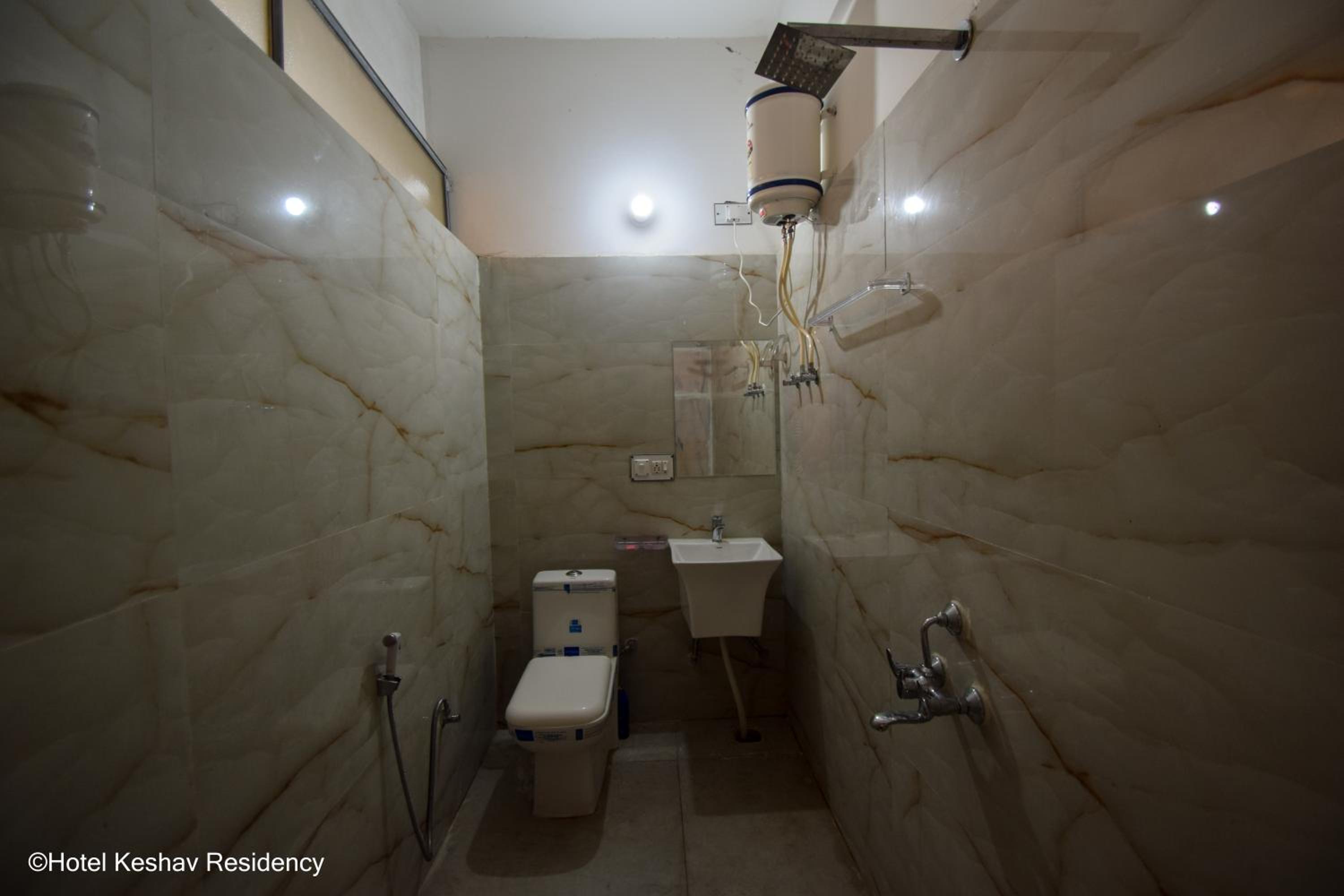 Deluxe Double Room - Photo 11