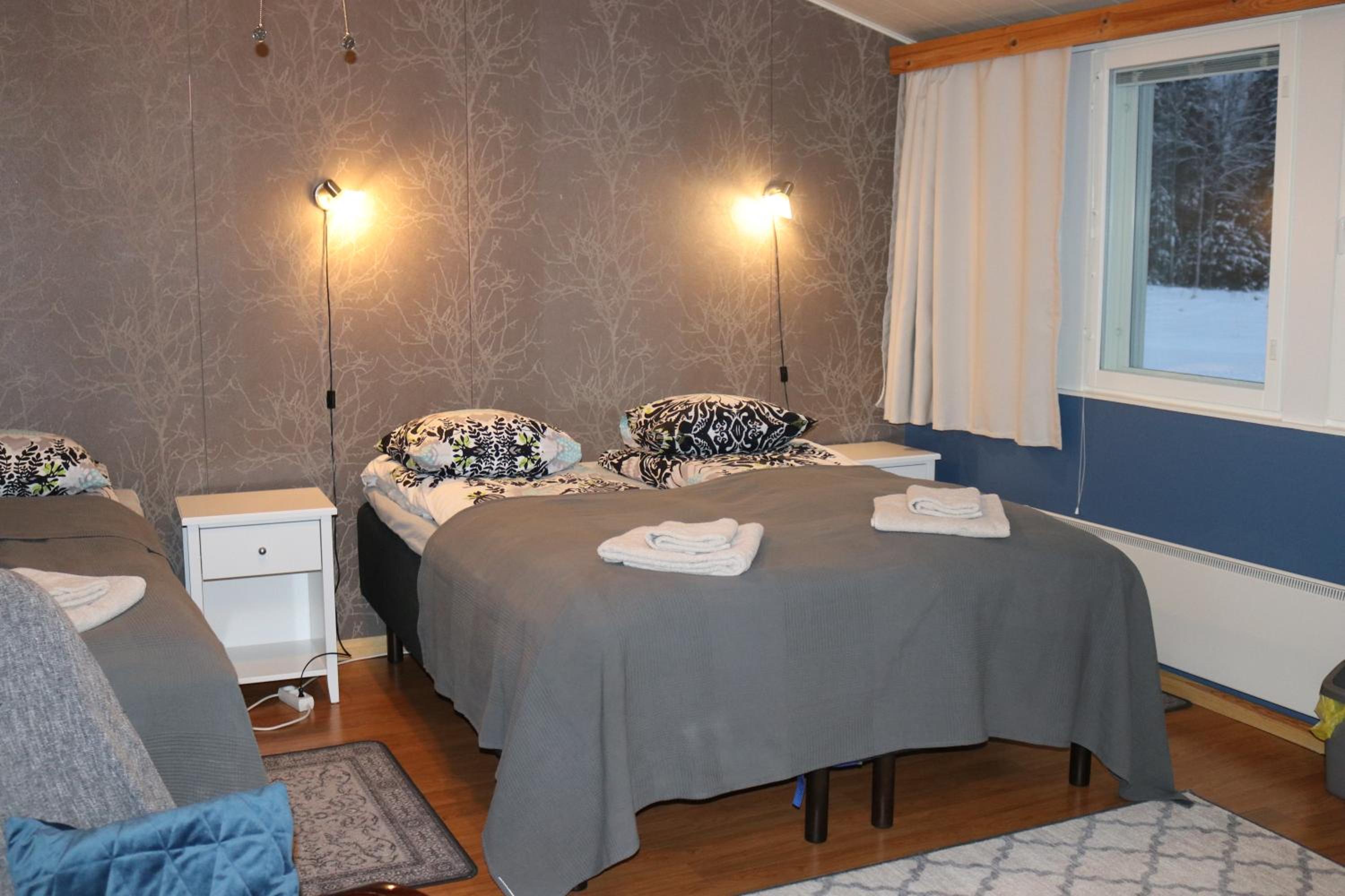 Family Room with Shared Bathroom photo 2