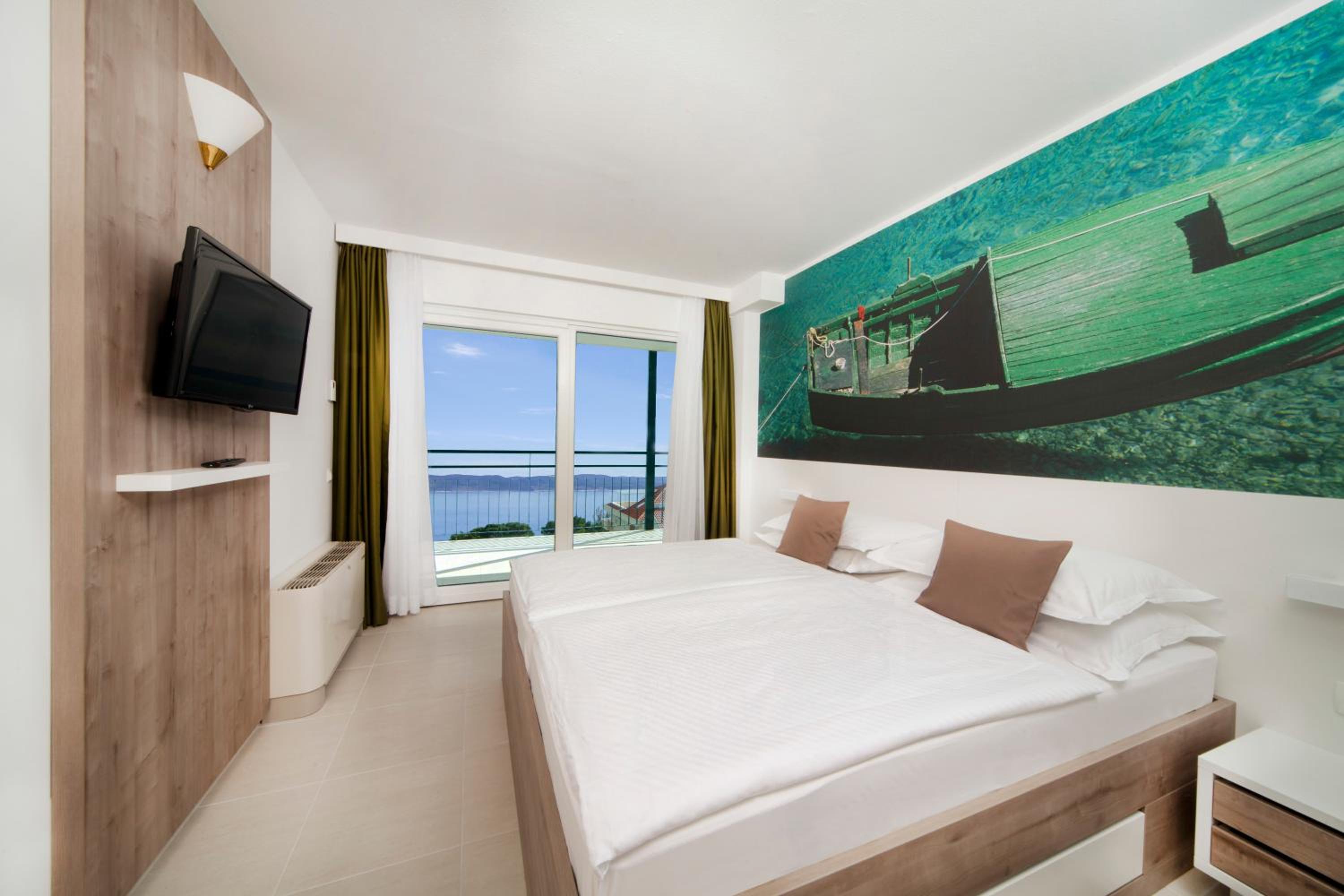 Suite with Balcony and Side Sea View photo 2