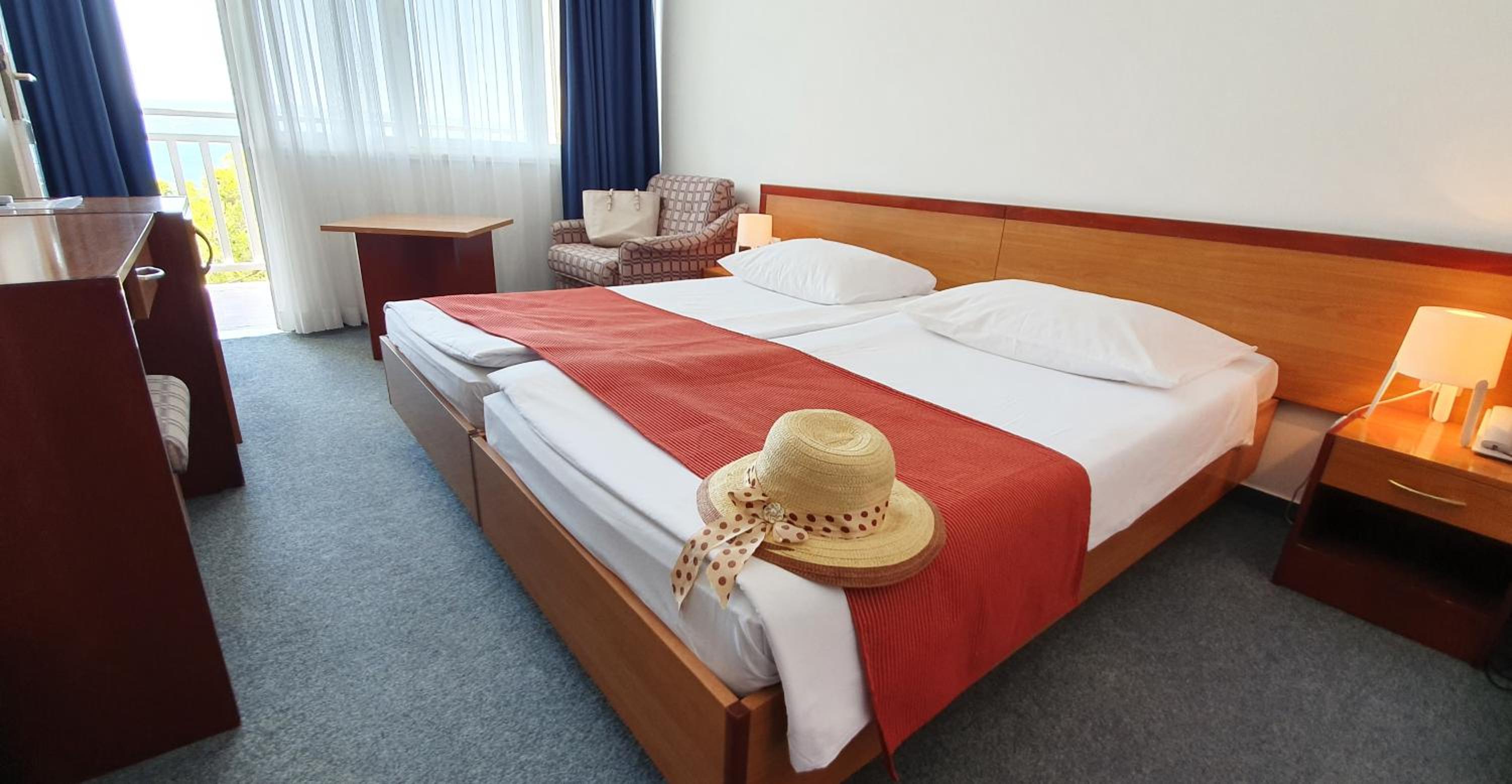Superior Twin Room with additional bed, Sea side, Balcony  - Photo 3