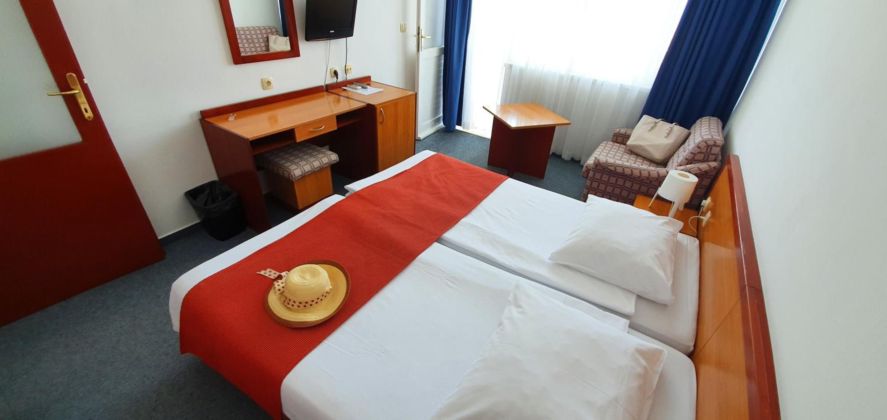 Superior Twin Room with additional bed, Sea side, Balcony  - Photo 2
