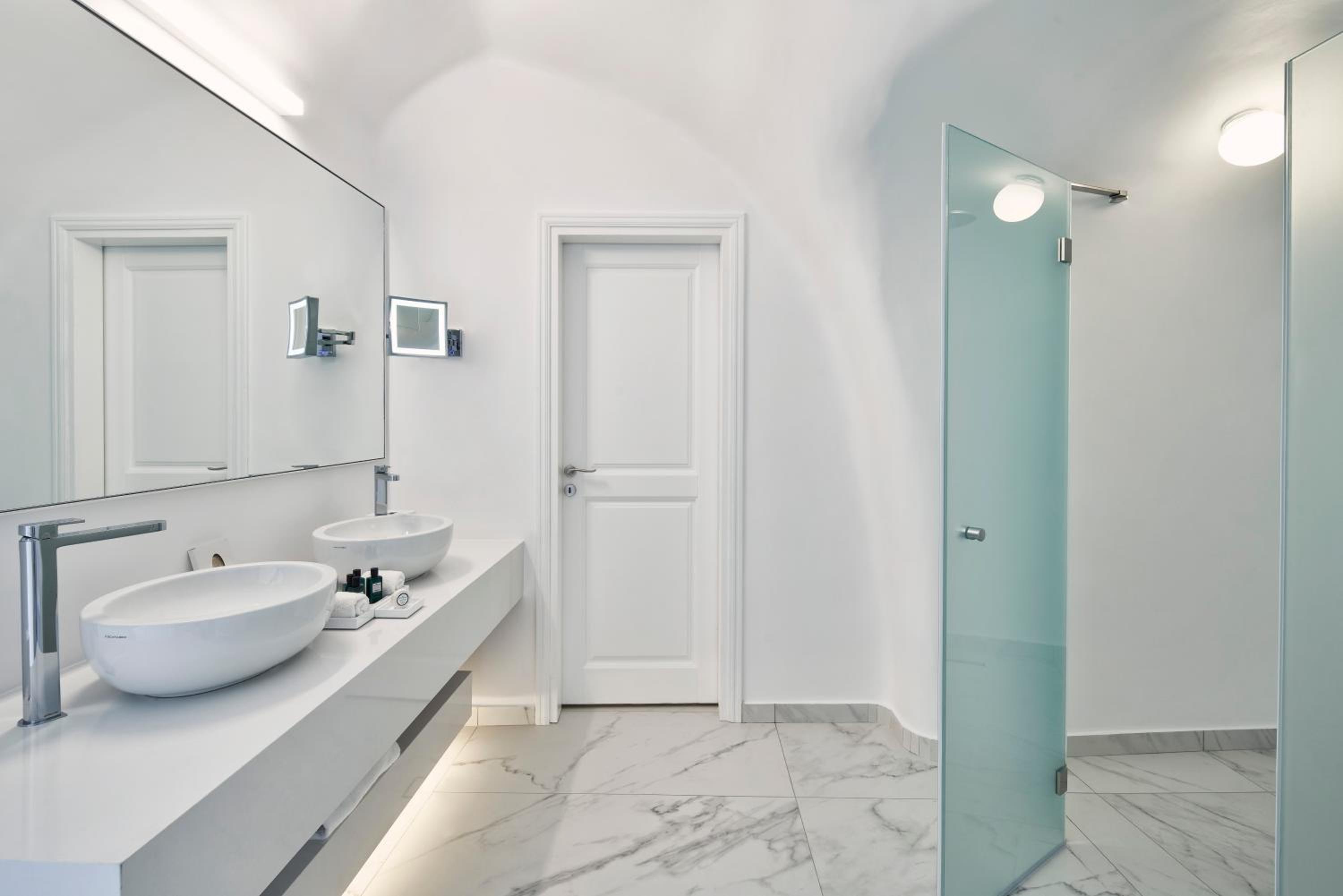 Pool Suite - Photo 22
