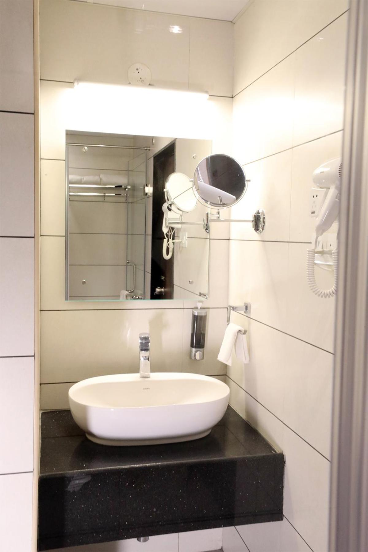 Deluxe Room - Photo 9