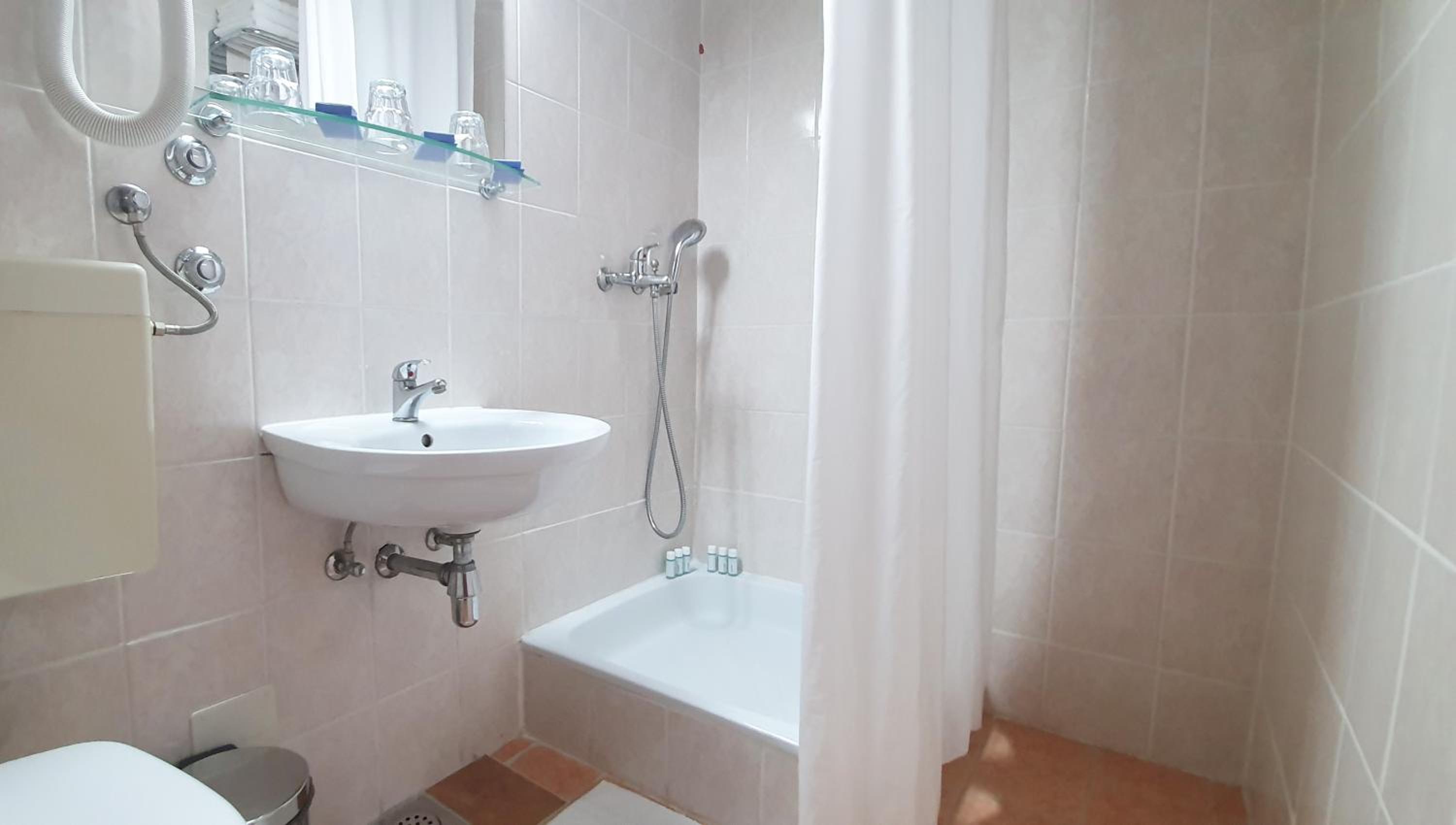 Superior Twin Room with additional bed, Sea side, Balcony  - Photo 9