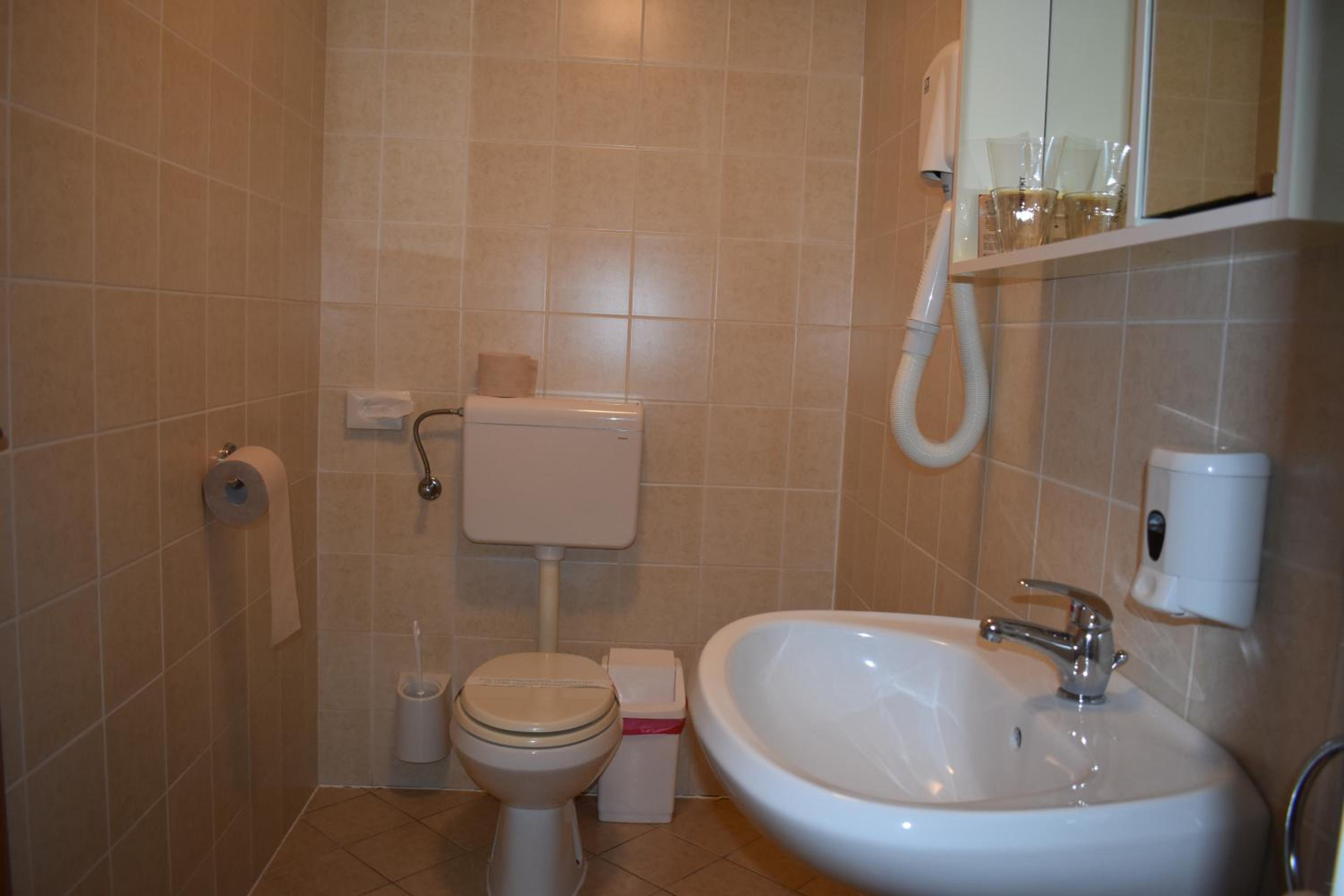 Triple Room with Balcony - Photo 9