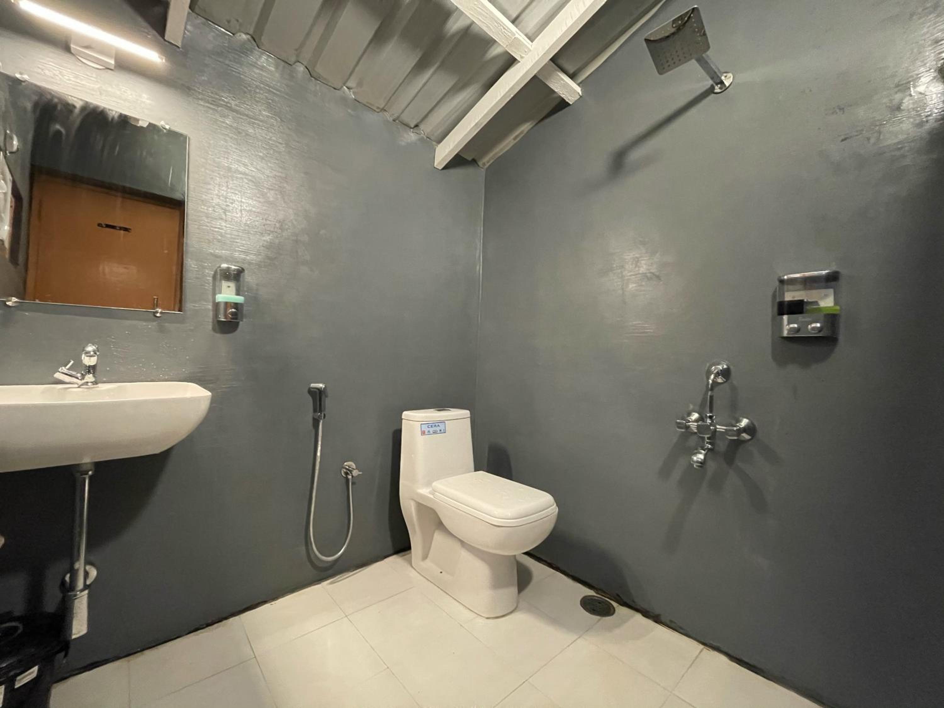 Family Room with Bathroom photo 3