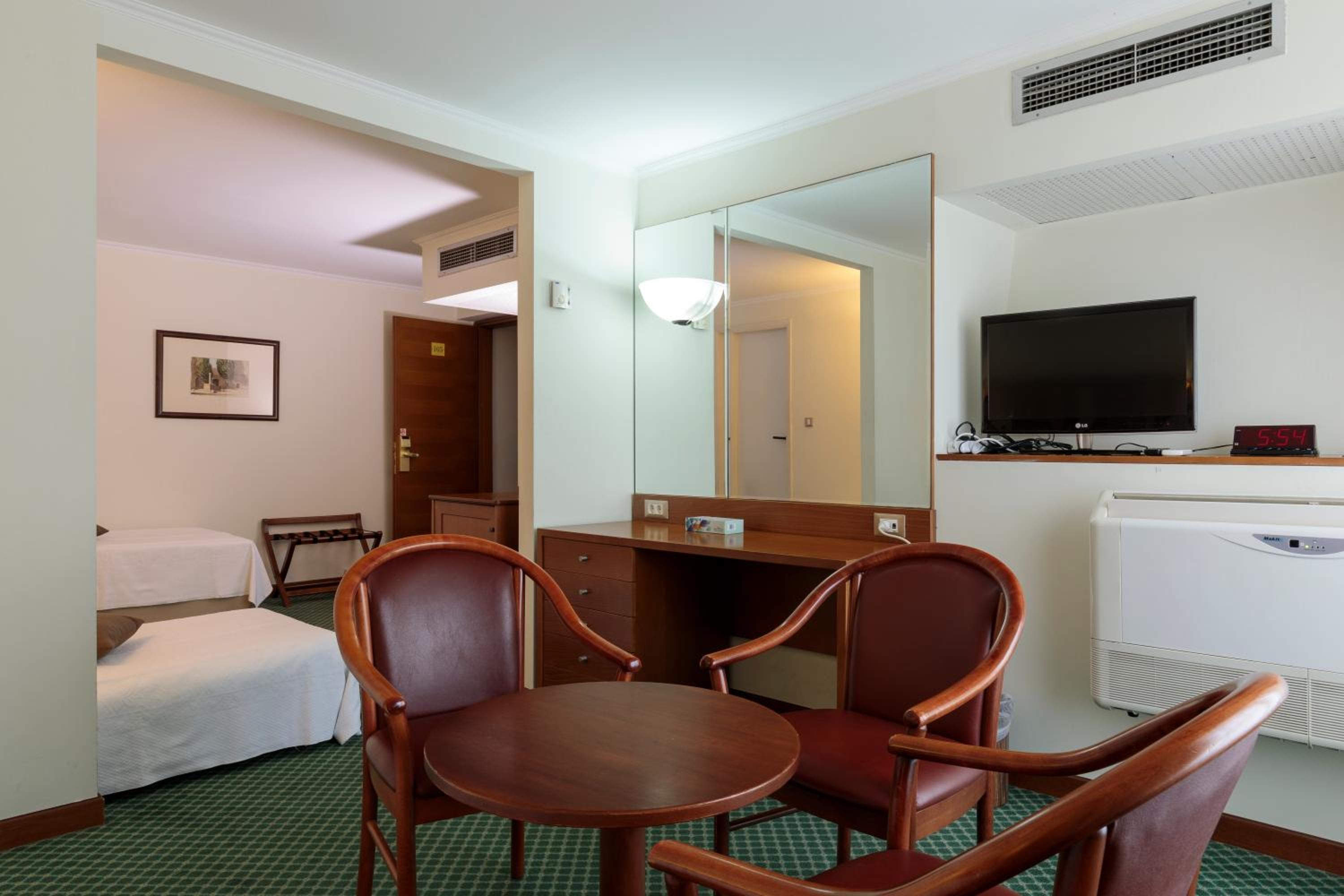 Triple Room with City View - Non-Smoking - Photo 5