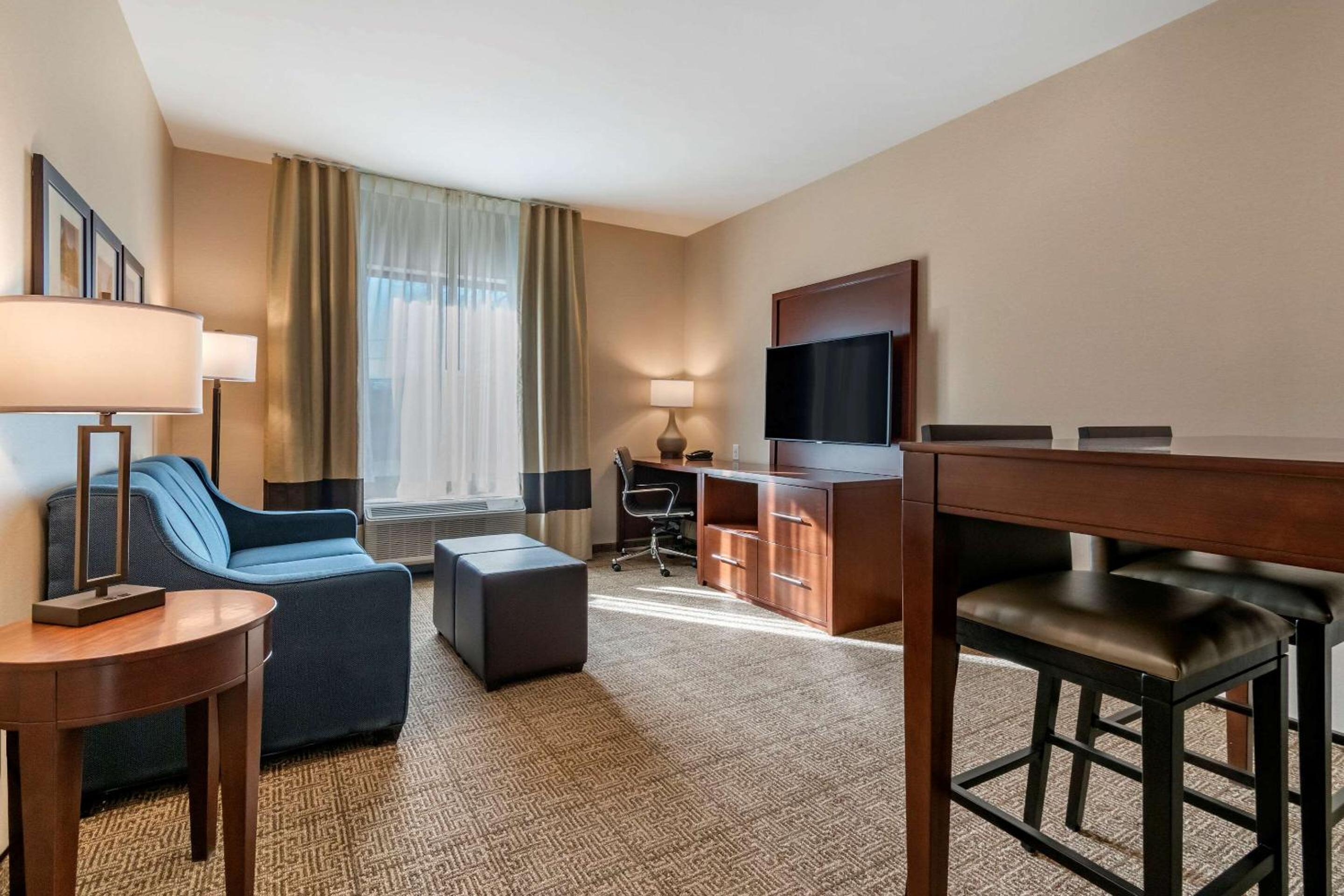 King Suite with Sofa Bed - Non Smoking - Photo 2