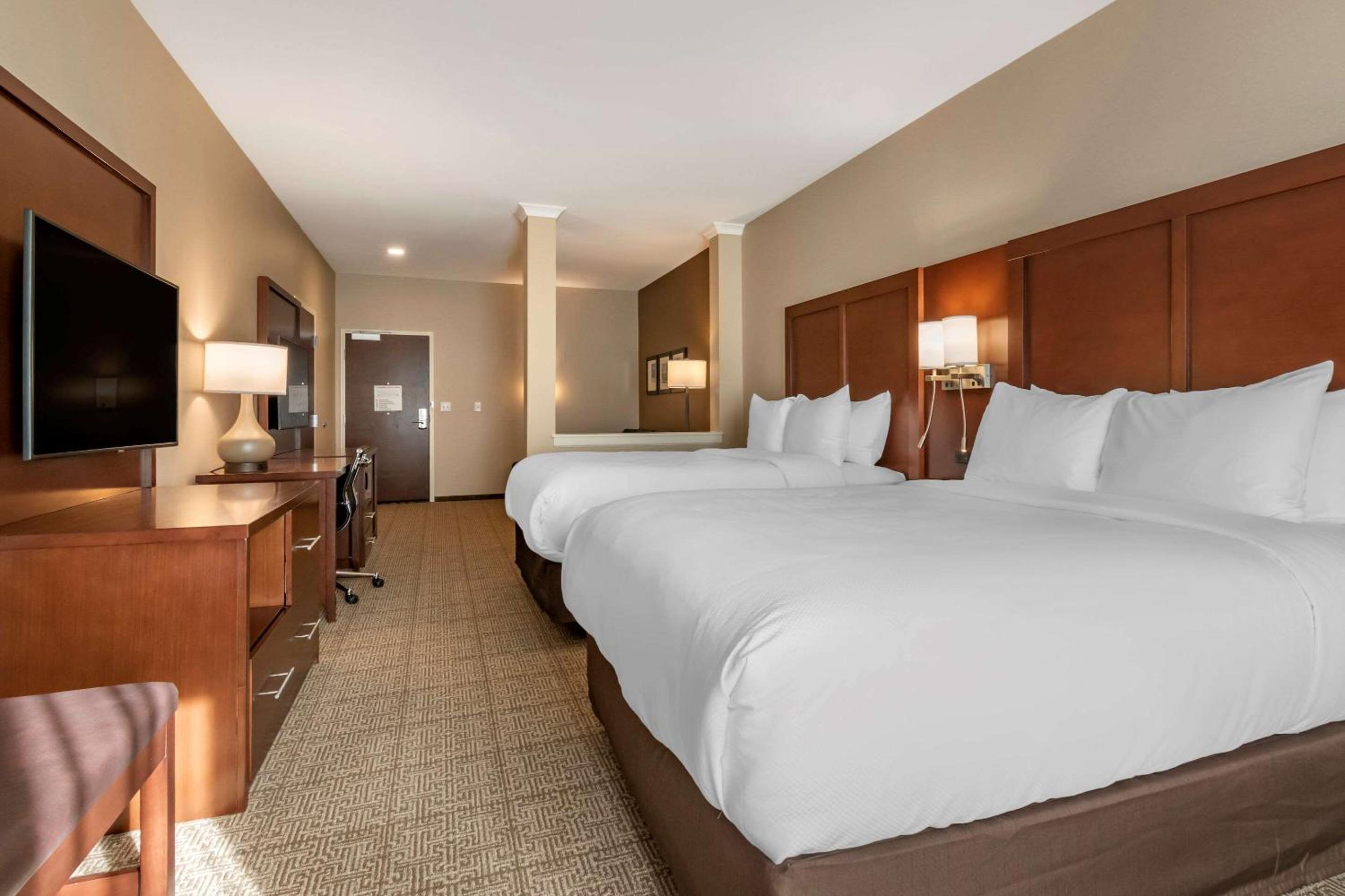 Queen Suite with Two Queen Beds - Non Smoking - Photo 7