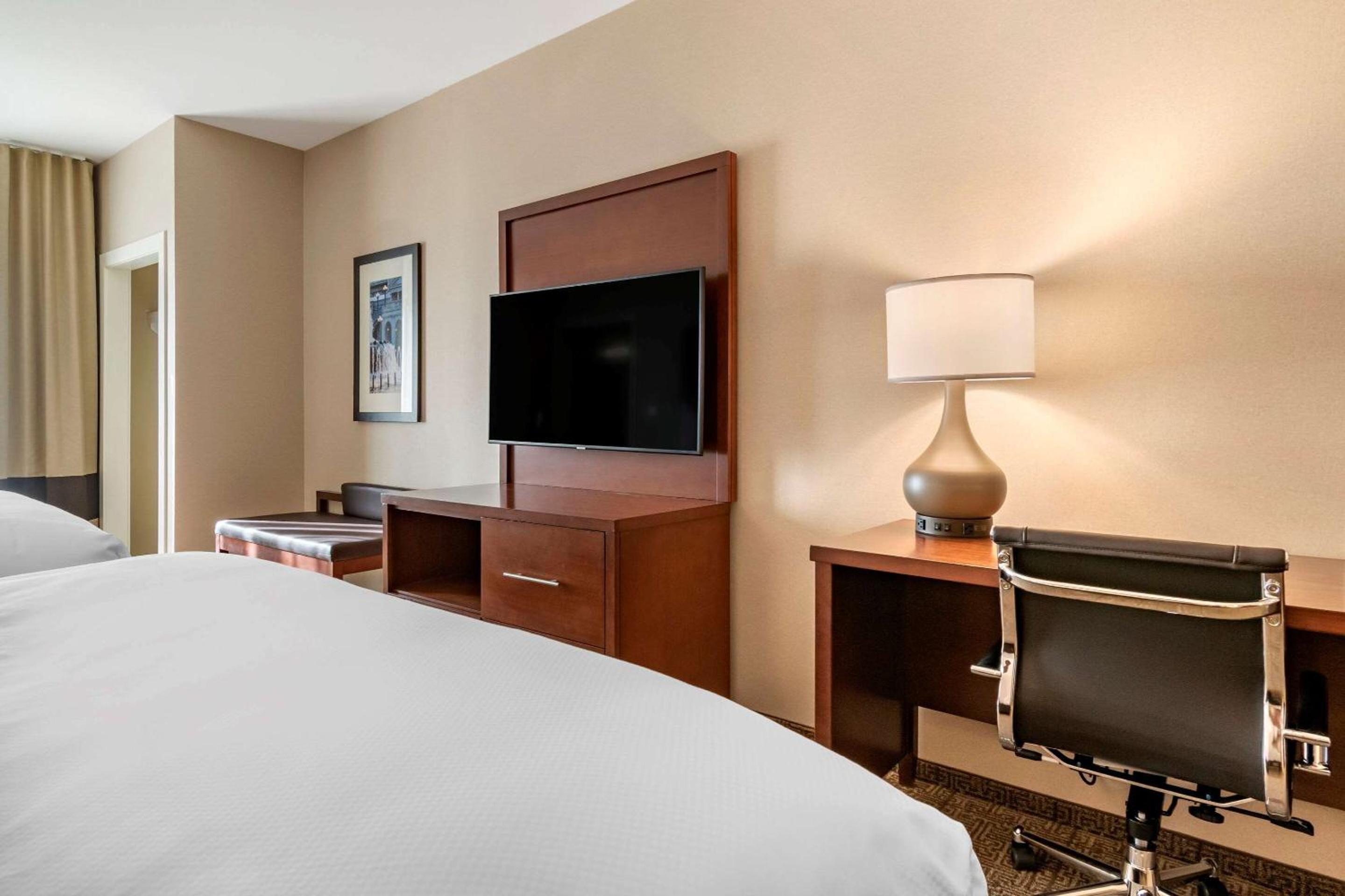 Queen Suite with Two Queen Beds - Non Smoking - Photo 4