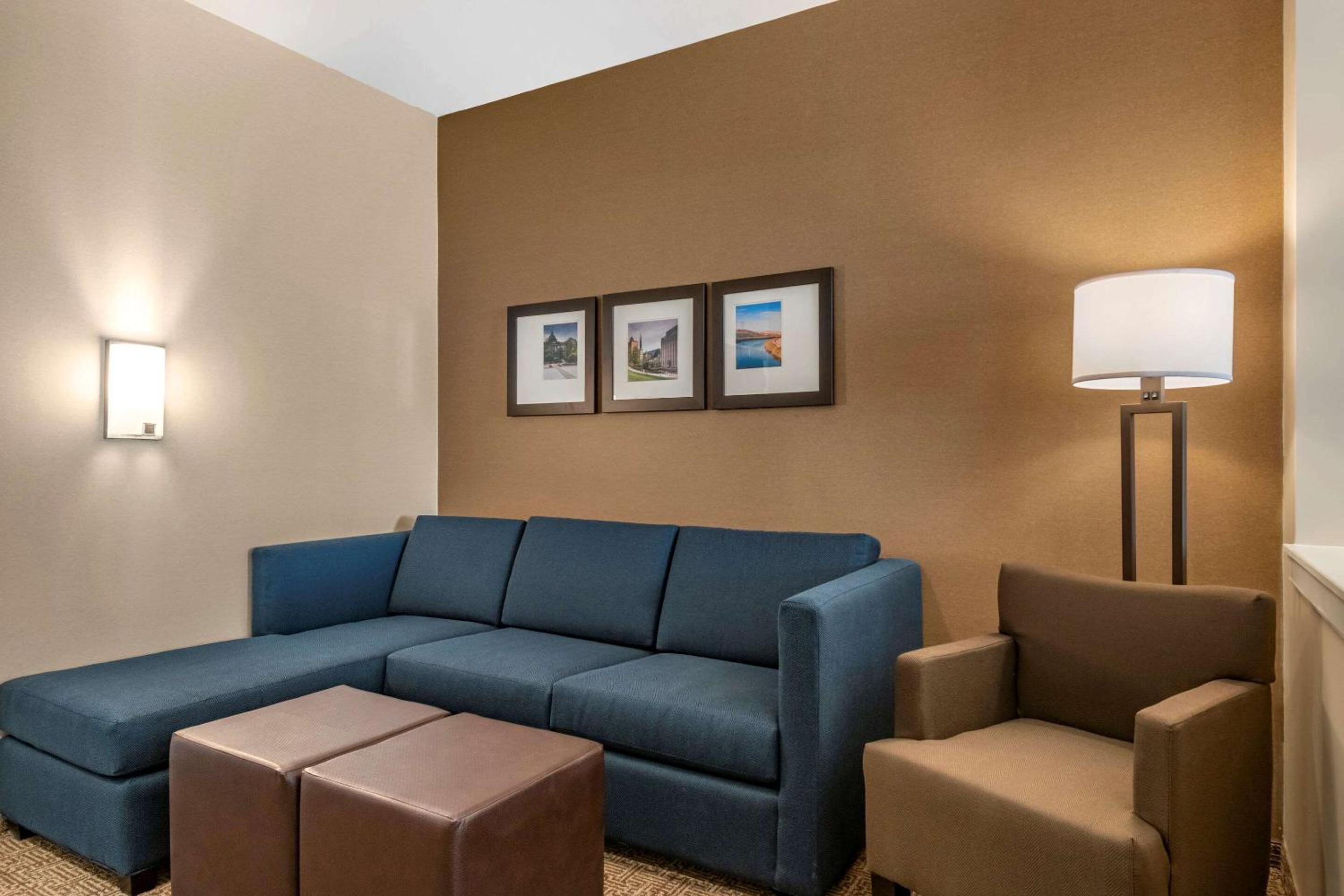 Queen Suite with Two Queen Beds - Non Smoking - Photo 5