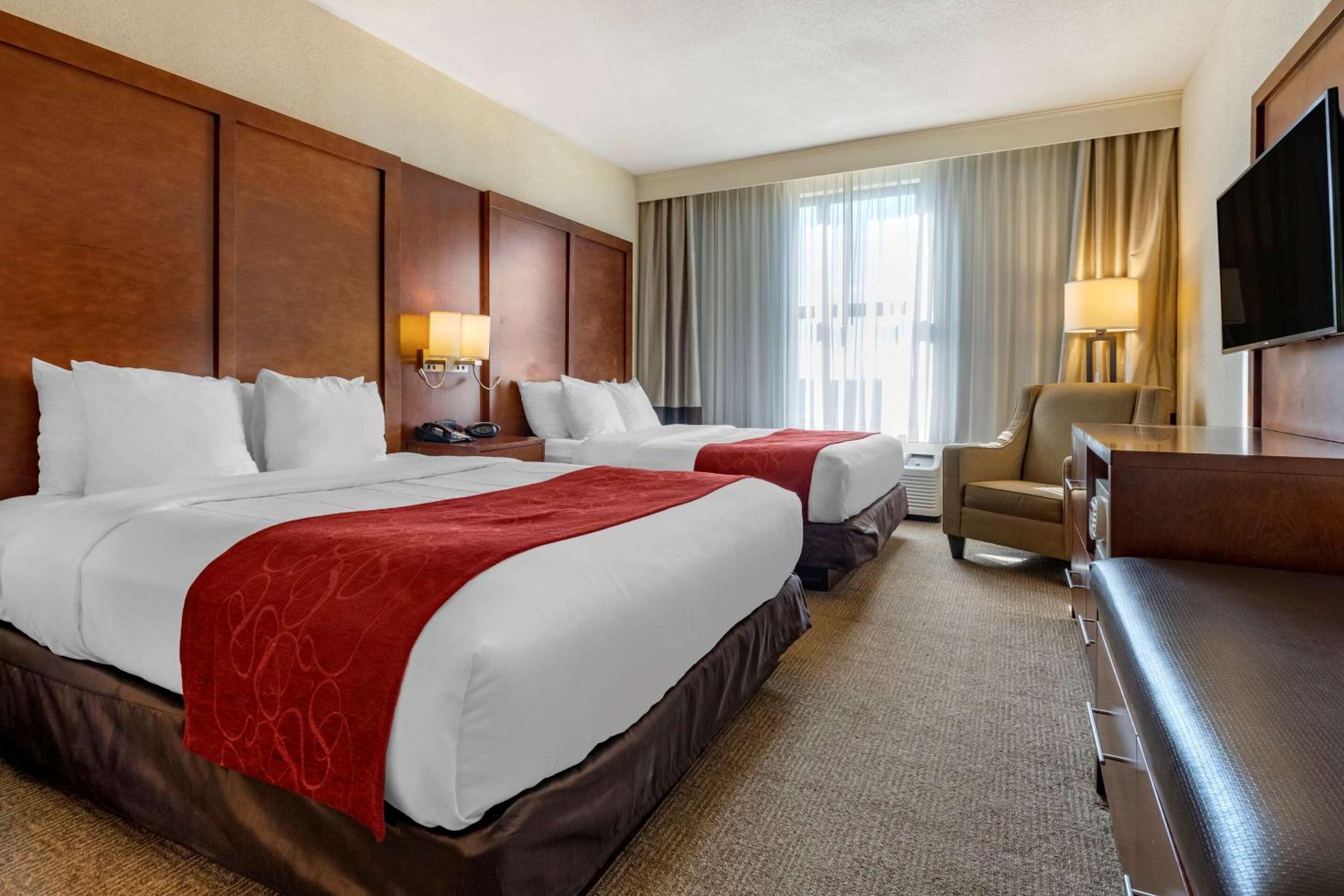 Queen Suite with Two Queen Beds - Photo 4