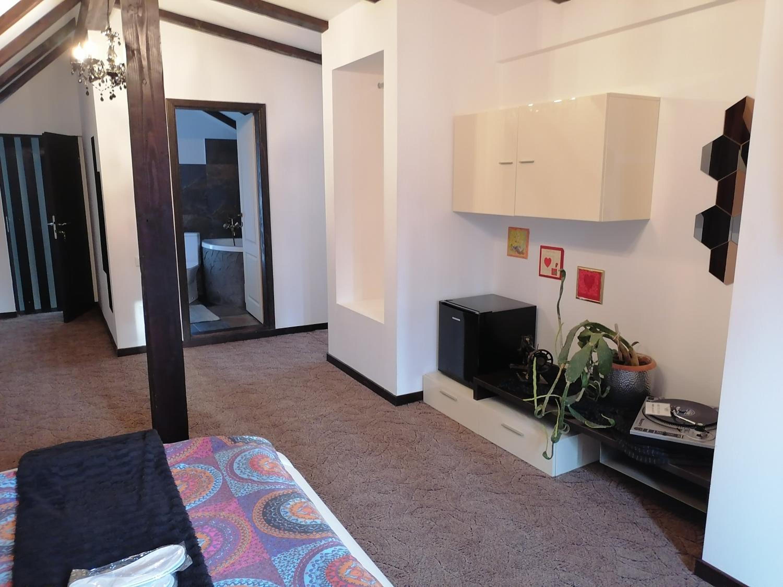 Deluxe King Room - Photo 7