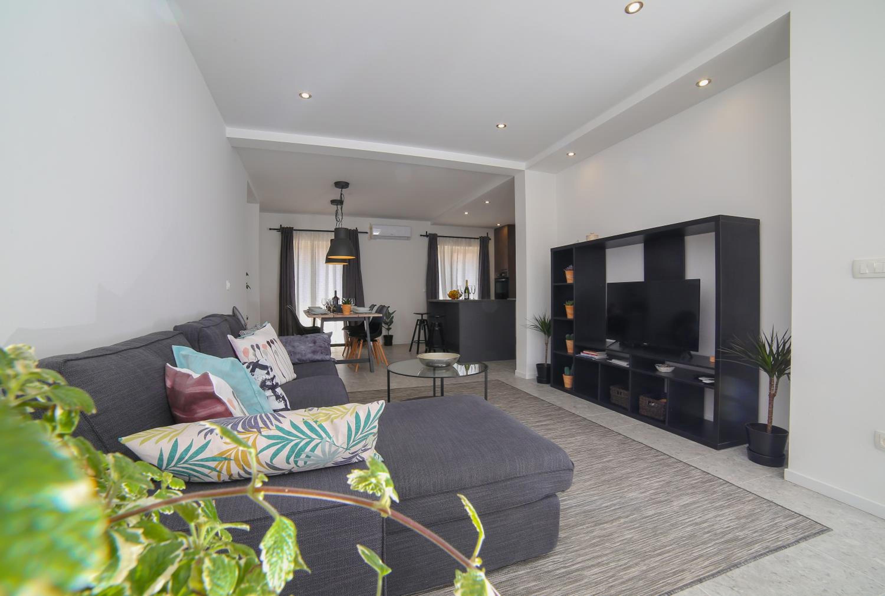 Three Bedroom Apartment with Balconies and Sea View