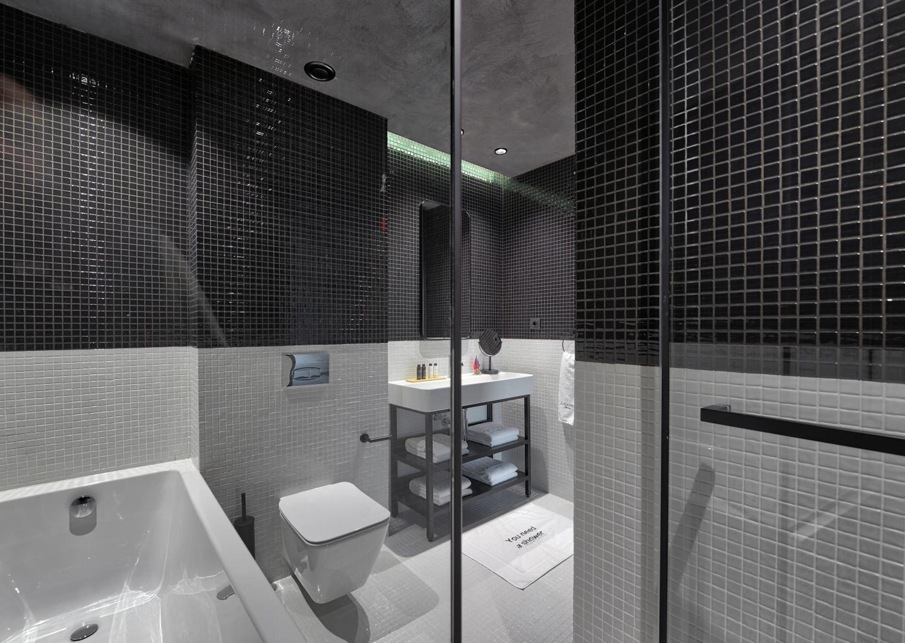 Signature Suite - Photo 4