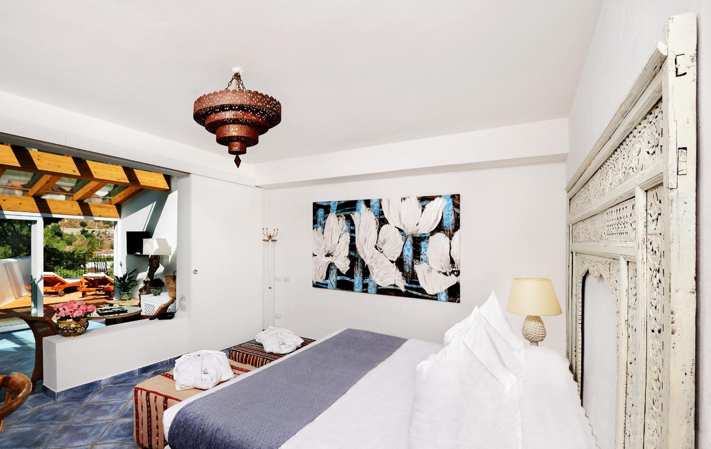 Deluxe Suite with Sea View - Photo 3