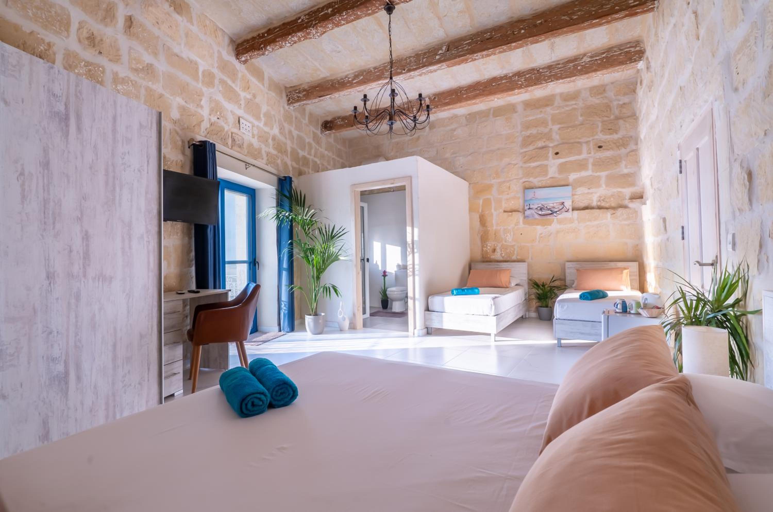 Suite with Balcony and Sea View photo 3