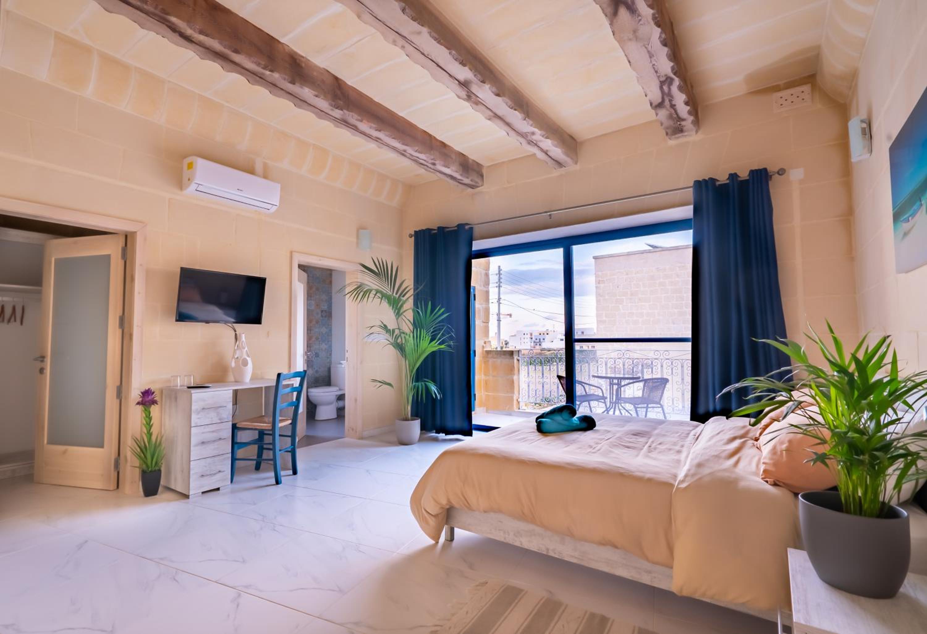 Large Double Room with Balcony and Pool View photo 1