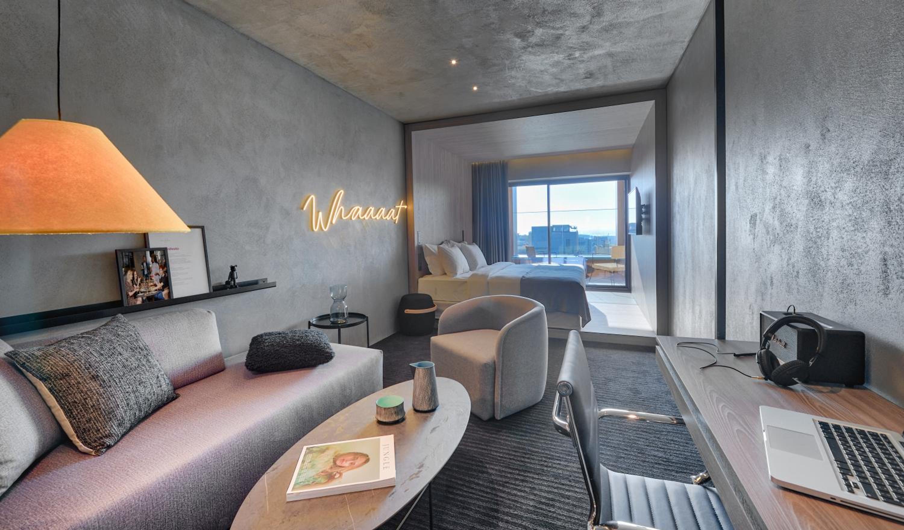 Autograph Suite - Photo 1