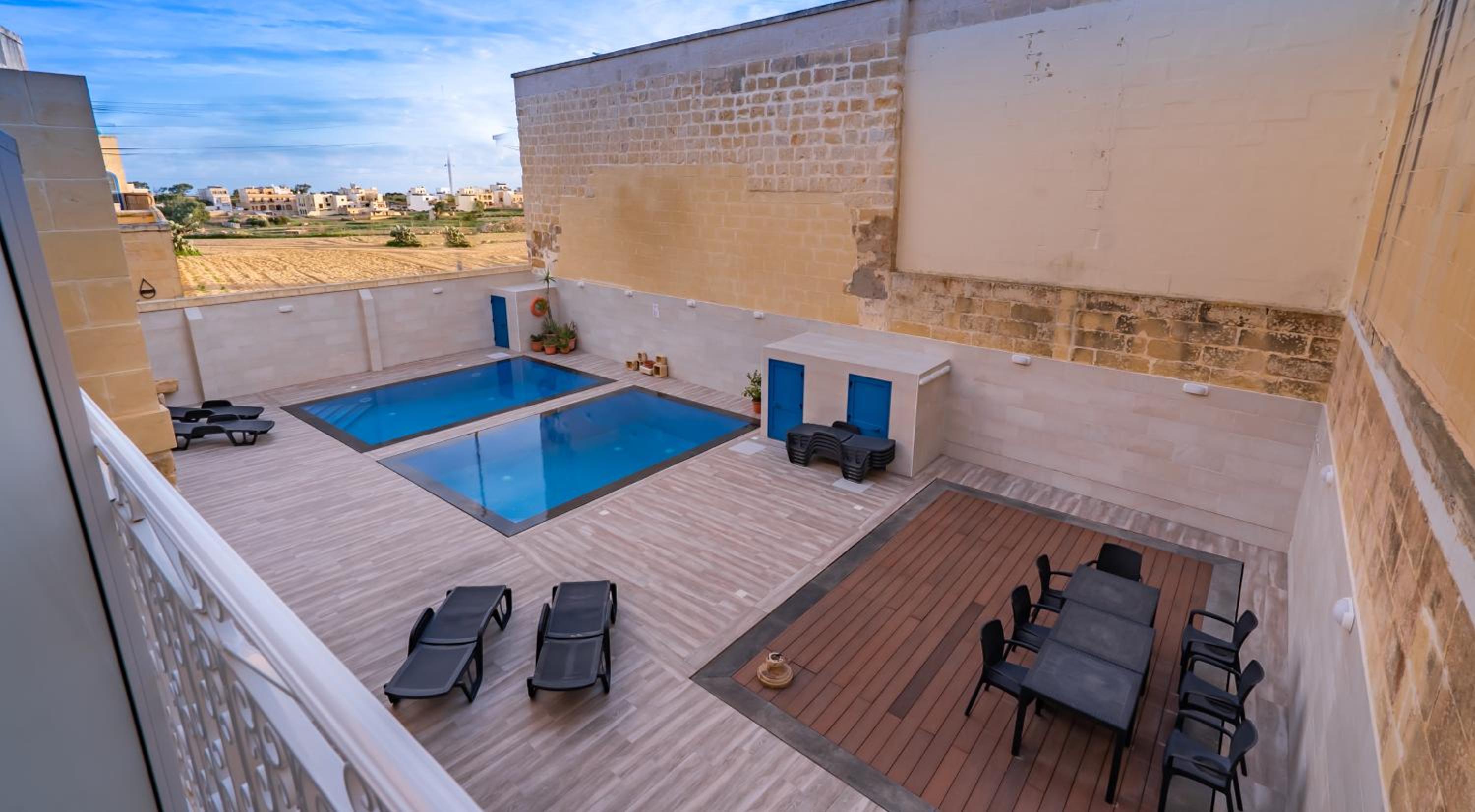 Double Room with Balcony and Pool View photo 2