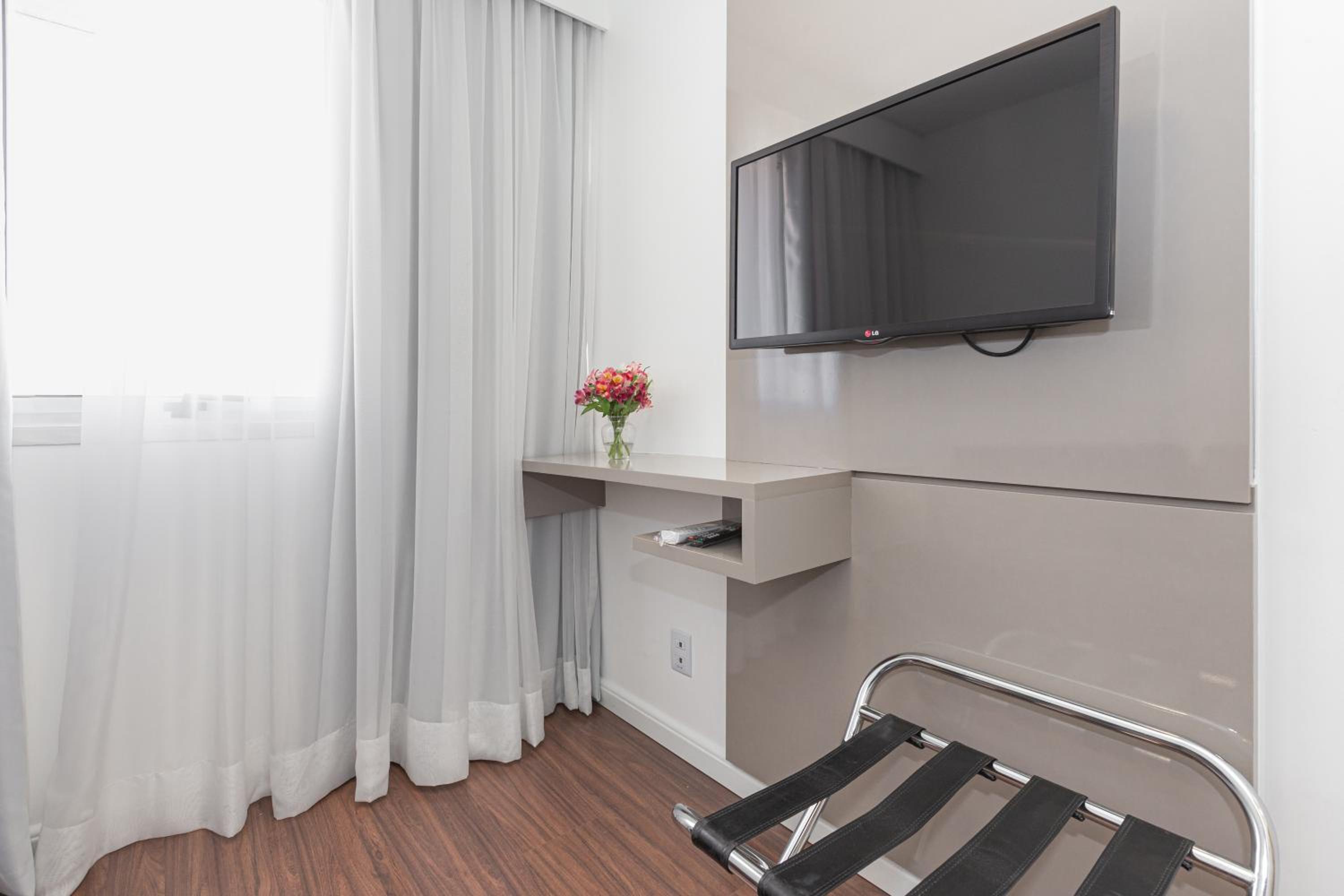 Junior Queen Suite with Sofa Bed and City View - Photo 7