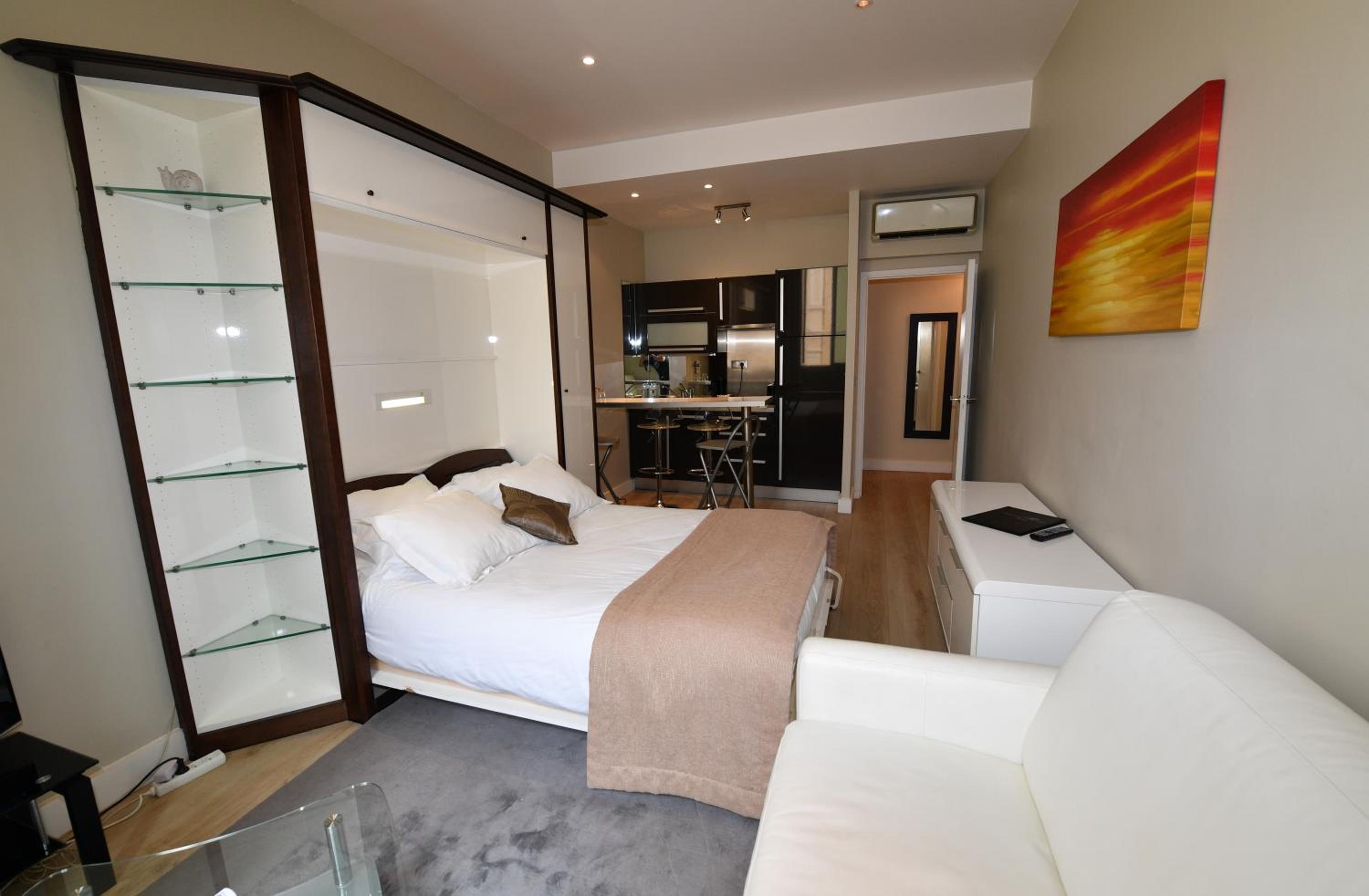 Studio La Fontaine - 328 ft from the hotel