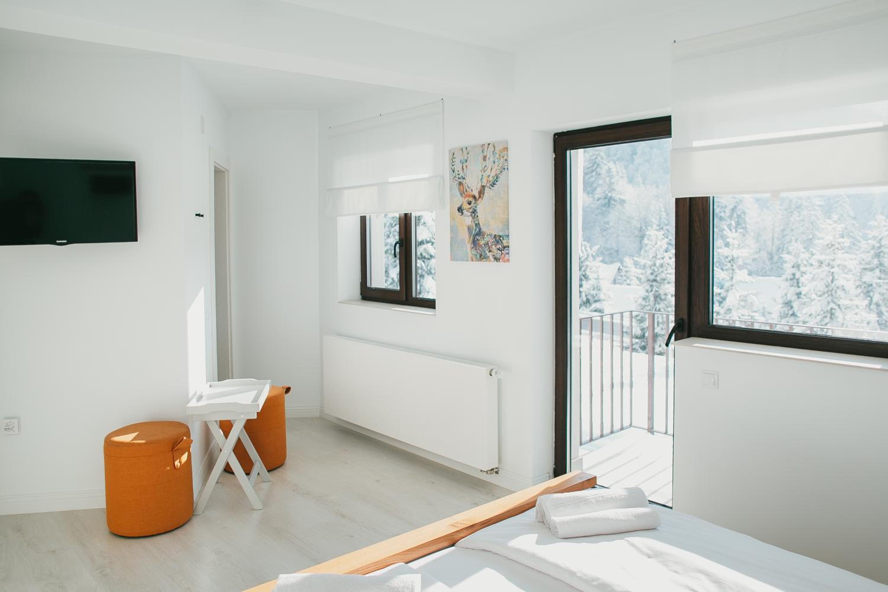Eight-Bedroom House - Photo 8